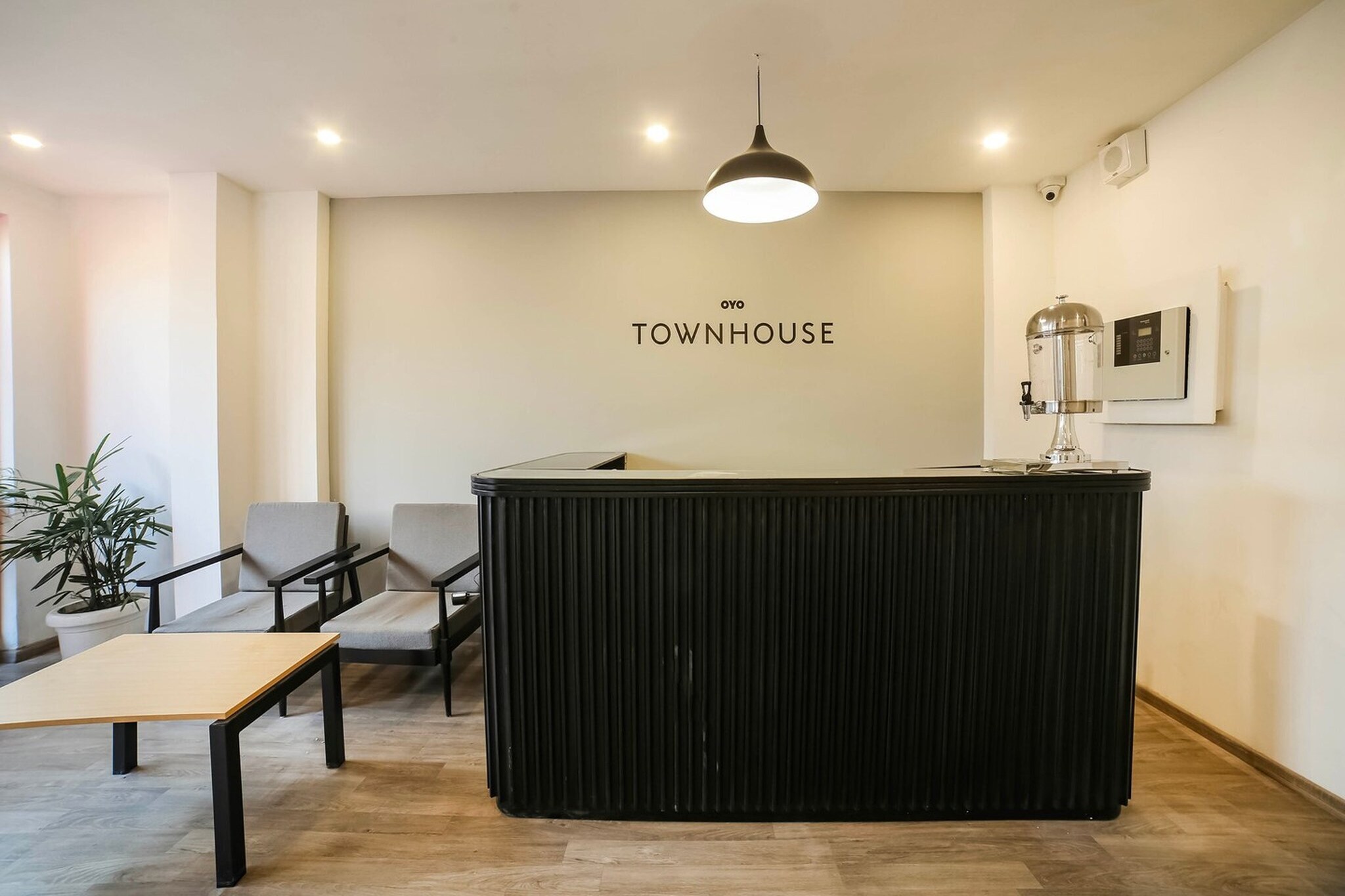 Ground floor: (bedroom(double bed, TV, seating area, air conditioning, Towels incl., telephone), bathroom(bathtub or shower, shower, washbasin, toilet, shampoo, body soap, hot water))