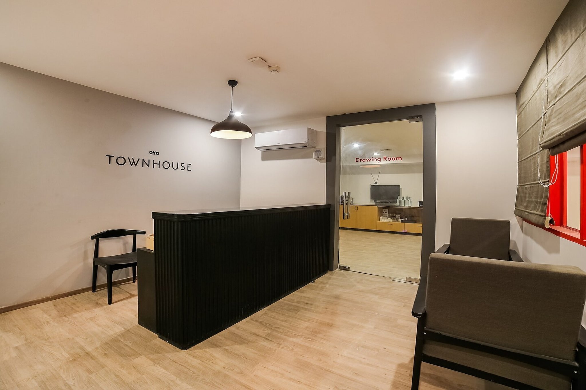 Ground floor: (bedroom(double bed, TV, seating area, air conditioning, Towels incl., telephone), bathroom(bathtub or shower, shower, washbasin, toilet, shampoo, body soap, hot water), parking)