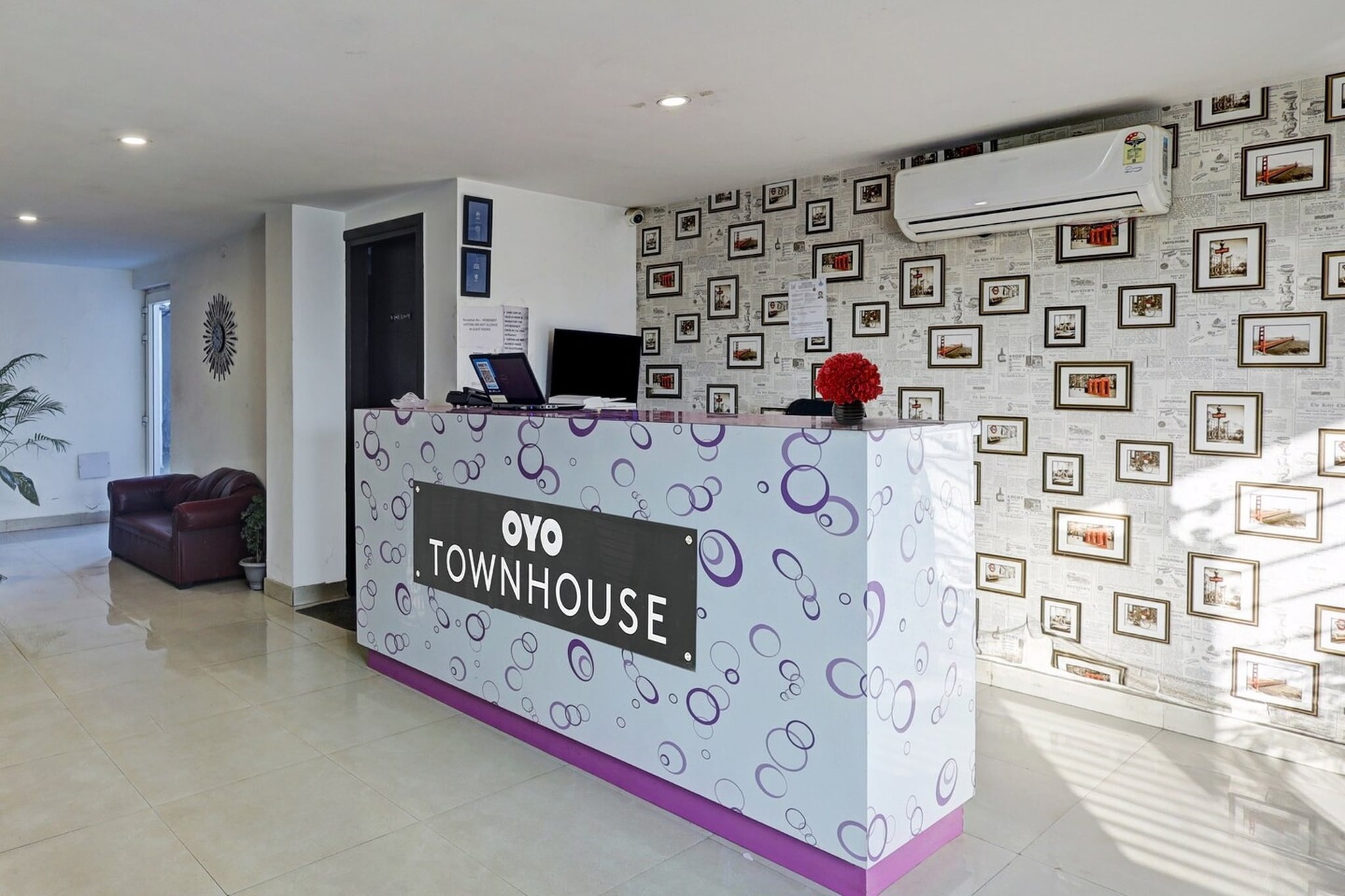 Ground floor: (bedroom(double bed, TV, seating area, air conditioning, Towels incl., telephone), bathroom(bathtub or shower, shower, washbasin, toilet, shampoo, body soap, hot water), parking)