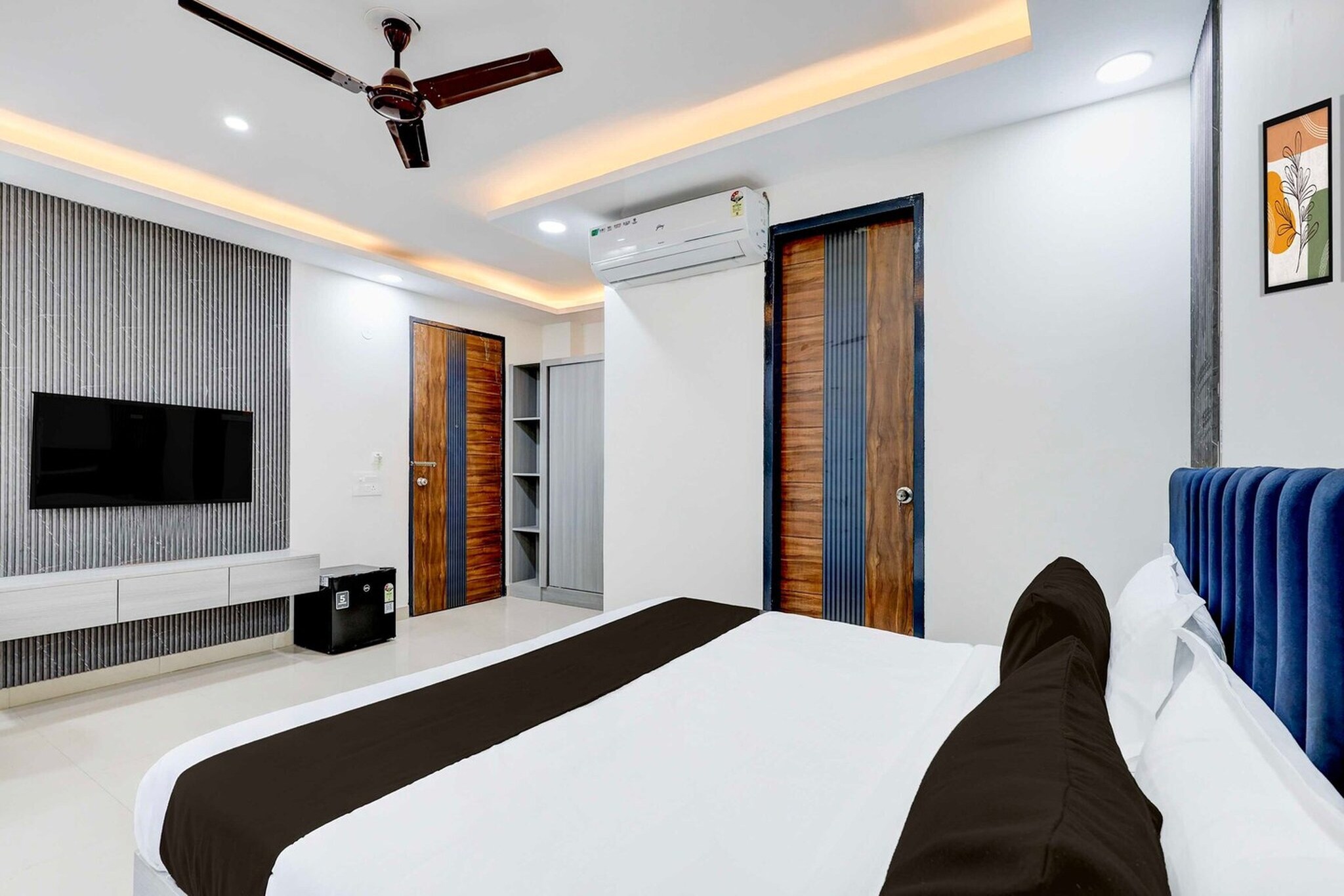 Located within 3.7 km of MG Road and 11 km of WorldMark Gurgaon, Townhouse OAK Hotel Cloud Bay provides rooms with air conditioning and a private bathroom in Gurgaon. This 4-star hotel offers room service, a 24-hour front desk and free WiFi. The property is non-smoking and is situated 17 km from Qutub Minar.
All units at the hotel are equipped with a seating area, a flat-screen TV with satellite channels and a private bathroom with free toiletries and a bath or shower. All rooms include a desk.
Rashtrapati Bhavan is 24 km from Townhouse OAK Hotel Cloud Bay, while Tughlaqabad Fort is 24 km away. Delhi International Airport is 17 km from the property.
Early Check-In Policy: A full day’s room rate will be charged for check-ins before 6:00 AM. Complimentary early check-in is available between 6:00 AM and 10:00 AM, subject to room availability.
Check-in is only available to guests aged 18 and above. Please provide a government-issued ID to confirm your age.
