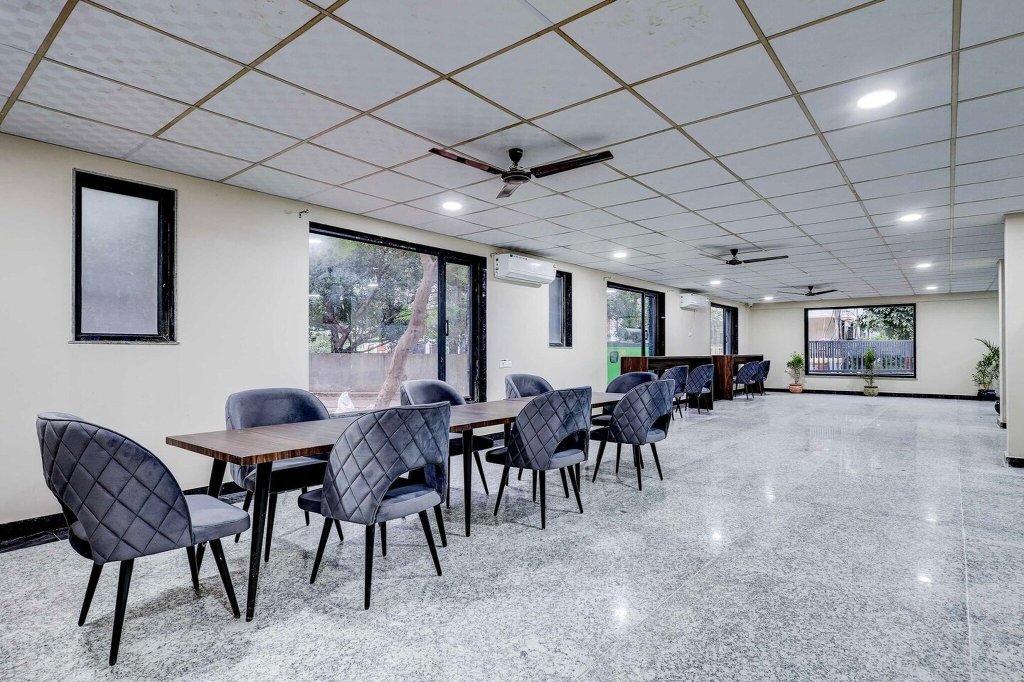 Ground floor: (bedroom(double bed, TV, seating area, air conditioning, Towels incl., telephone), bathroom(bathtub or shower, shower, washbasin, toilet, shampoo, body soap, hot water), lift)