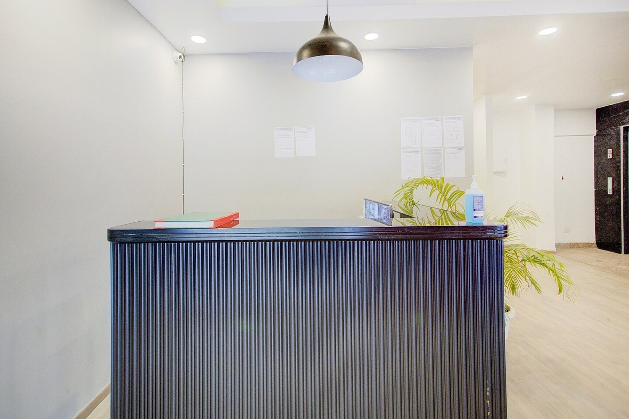 Ground floor: (bedroom(double bed, TV, seating area, air conditioning, Towels incl., telephone), bathroom(bathtub or shower, shower, washbasin, toilet, shampoo, body soap, hot water), parking, lift)