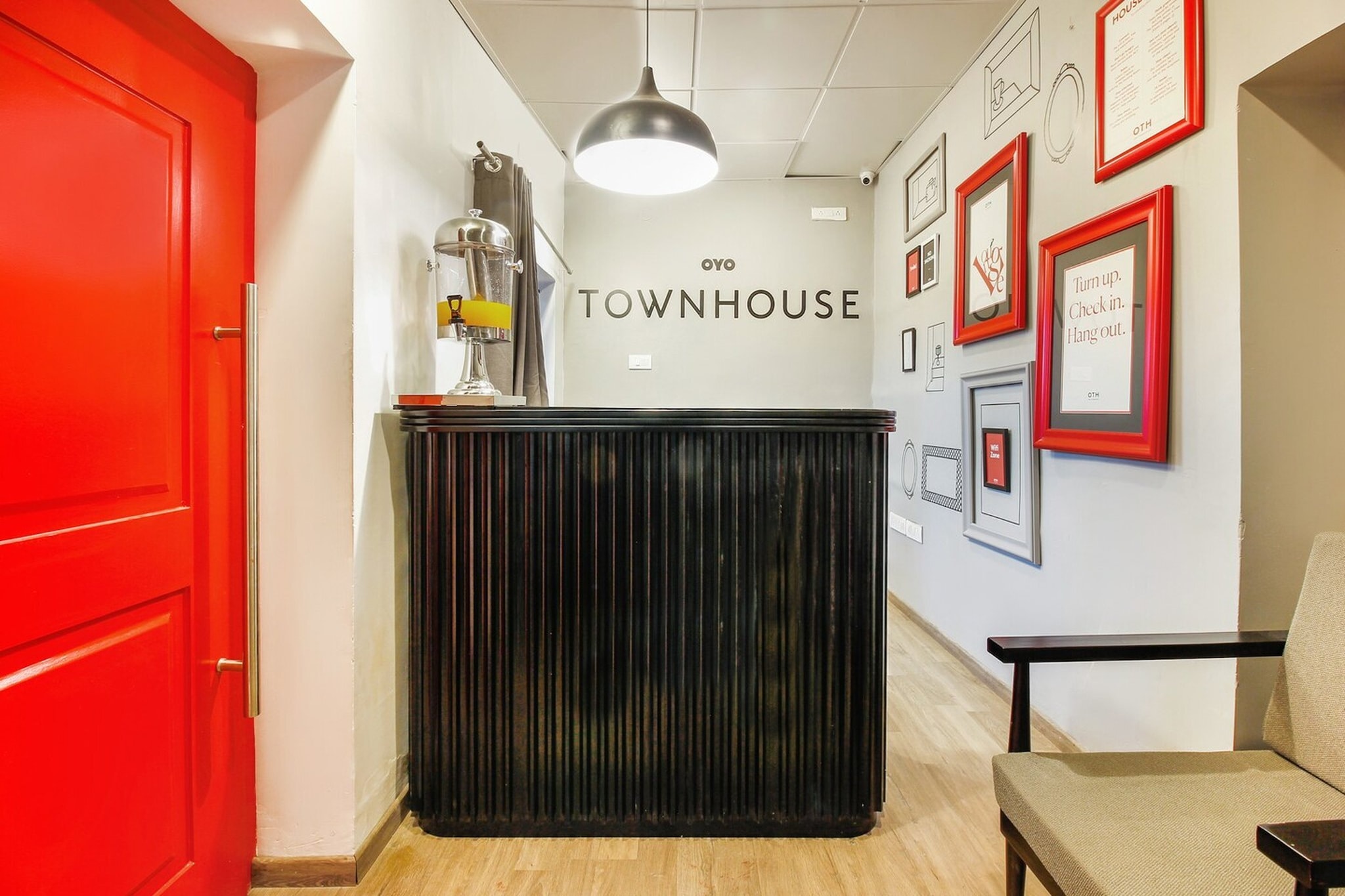 Ground floor: (Kitchen(microwave, dishwasher, fridge), bedroom(double bed, TV, seating area, air conditioning, Towels incl., telephone), bathroom(bath tub, bathtub or shower, shower, washbasin, toilet, shampoo, body soap, hot water), parking, Charging post for electric cars, Laundry Package incl.)