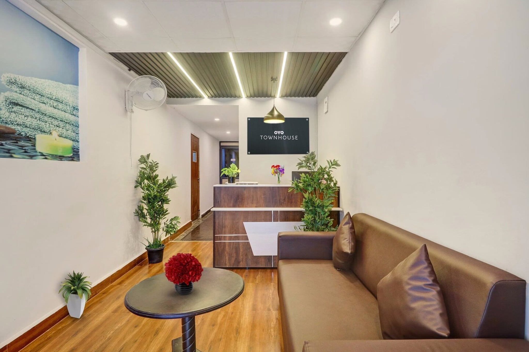 Ground floor: (bedroom(double bed, TV, seating area, air conditioning, Towels incl., telephone), bathroom(bath tub, bathtub or shower, shower, washbasin, toilet, shampoo, body soap, hot water), parking, Laundry Package incl.)