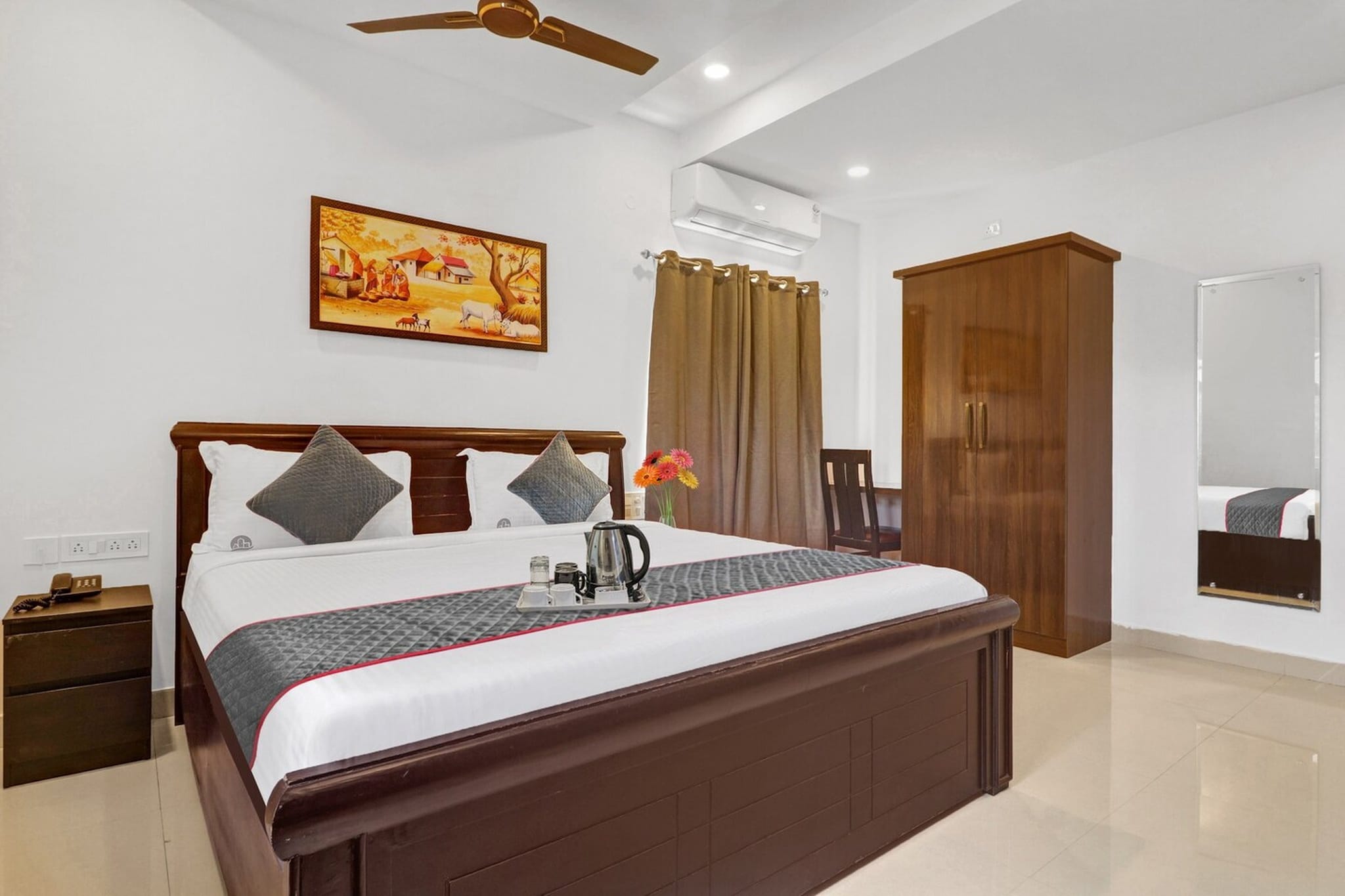 Set within 11 km of ISB and 16 km of City Centre Mall, Super Townhouse RCC PARK VIEW INN provides rooms in Hyderabad. Featuring a shared lounge, the 4-star hotel has air-conditioned rooms with free WiFi, each with a private bathroom. The accommodation offers a shared kitchen and room service for guests.

All guest rooms in the hotel are fitted with a TV and bathrobes.

Golkonda Fort is 17 km from Super Townhouse RCC PARK VIEW INN, while Hussain Sagar Lake is 18 km from the property. Rajiv Gandhi International Airport is 39 km away.

Unmarried couples are warmly welcome at this property.
Guests with local ID proof are warmly welcome.
Apologies, but we are currently unable to host foreign nationals at this property.
Early Check-In Policy: A full dayâ€™s room rate will be charged for check-ins before 6:00 AM. Complimentary early check-in is available between 6:00 AM and 10:00 AM, subject to room availability.
 
Check-in is only available to guests aged 18 and above. Please provide a government-issued ID to confirm your age.