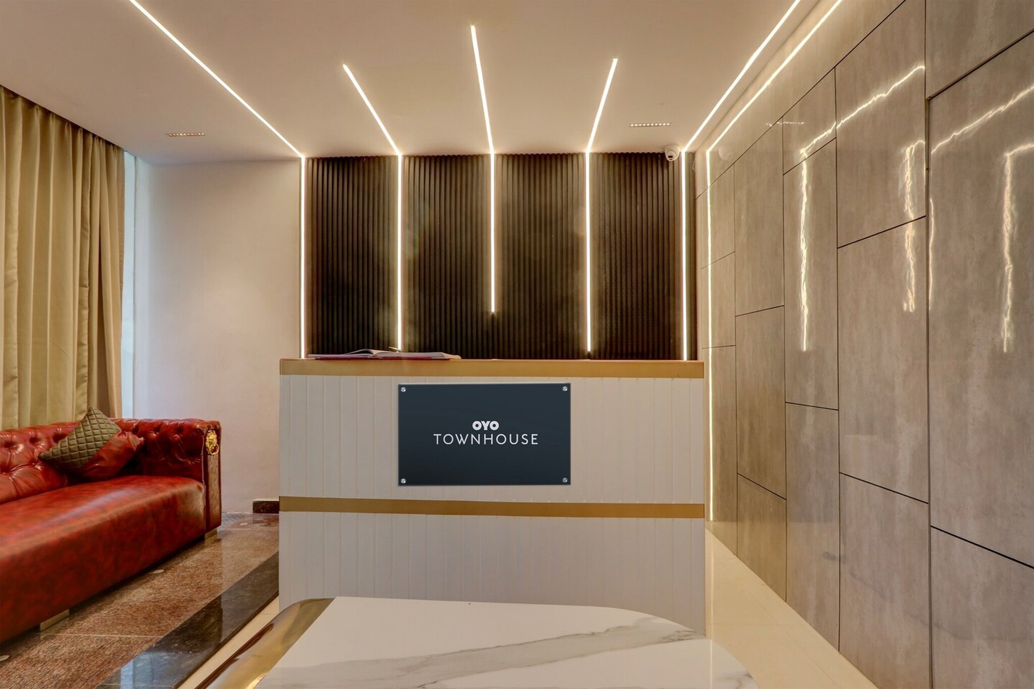 Ground floor: (bedroom(double bed, TV, seating area, air conditioning, Towels incl., telephone), bathroom(bathtub or shower, shower, washbasin, toilet, shampoo, body soap, hot water), fridge, lift)