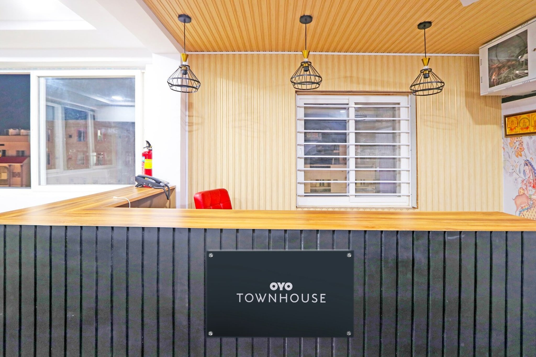 Ground floor: (bedroom(double bed, TV, seating area, air conditioning, Towels incl., telephone), bathroom(bathtub or shower, shower, washbasin, toilet, shampoo, body soap, hot water), parking, lift)