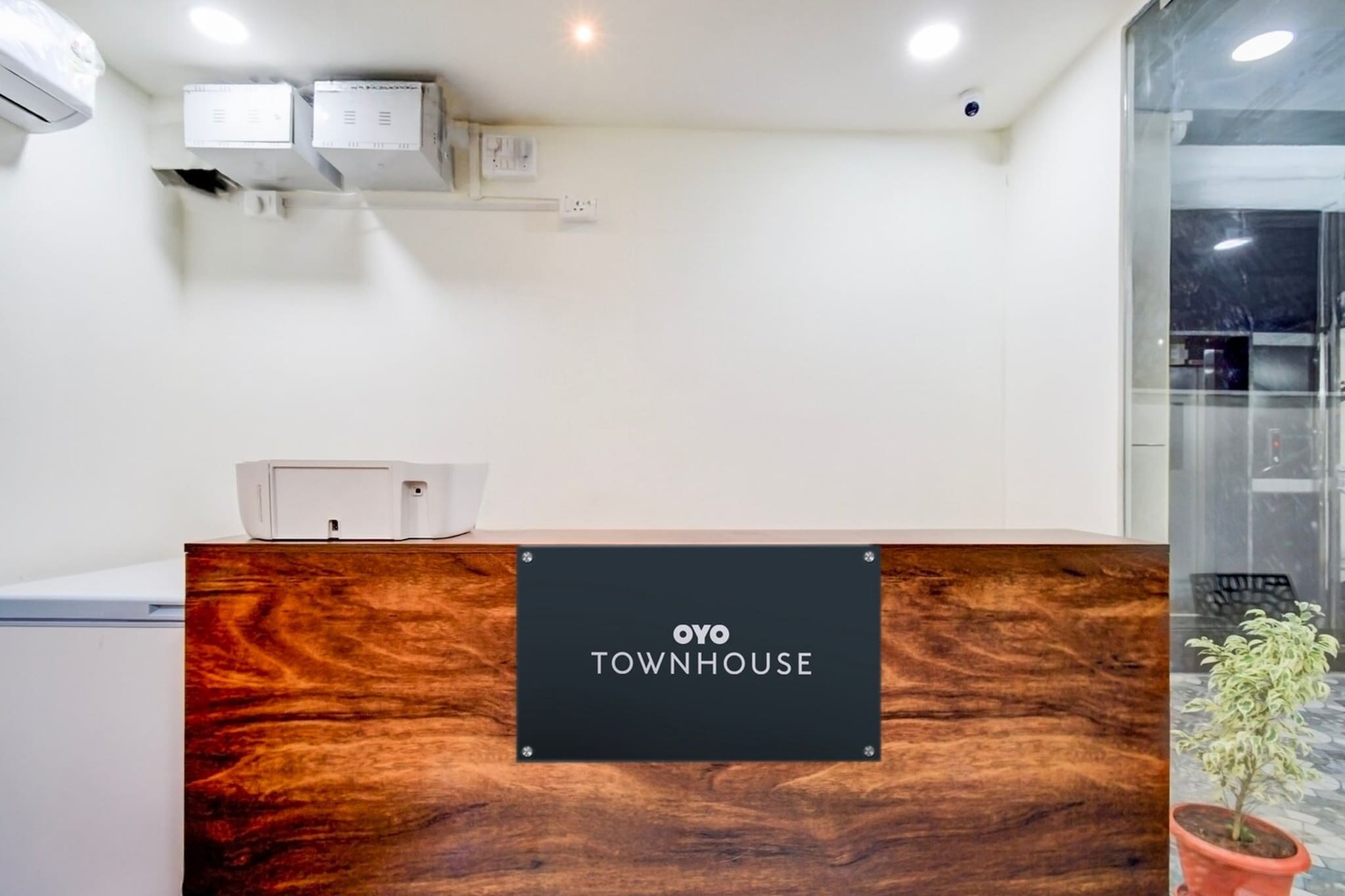 Ground floor: (bedroom(double bed, TV, seating area, air conditioning, telephone), bathroom(bathtub or shower, shower, washbasin, toilet, Towels incl., shampoo, body soap, hot water), parking)