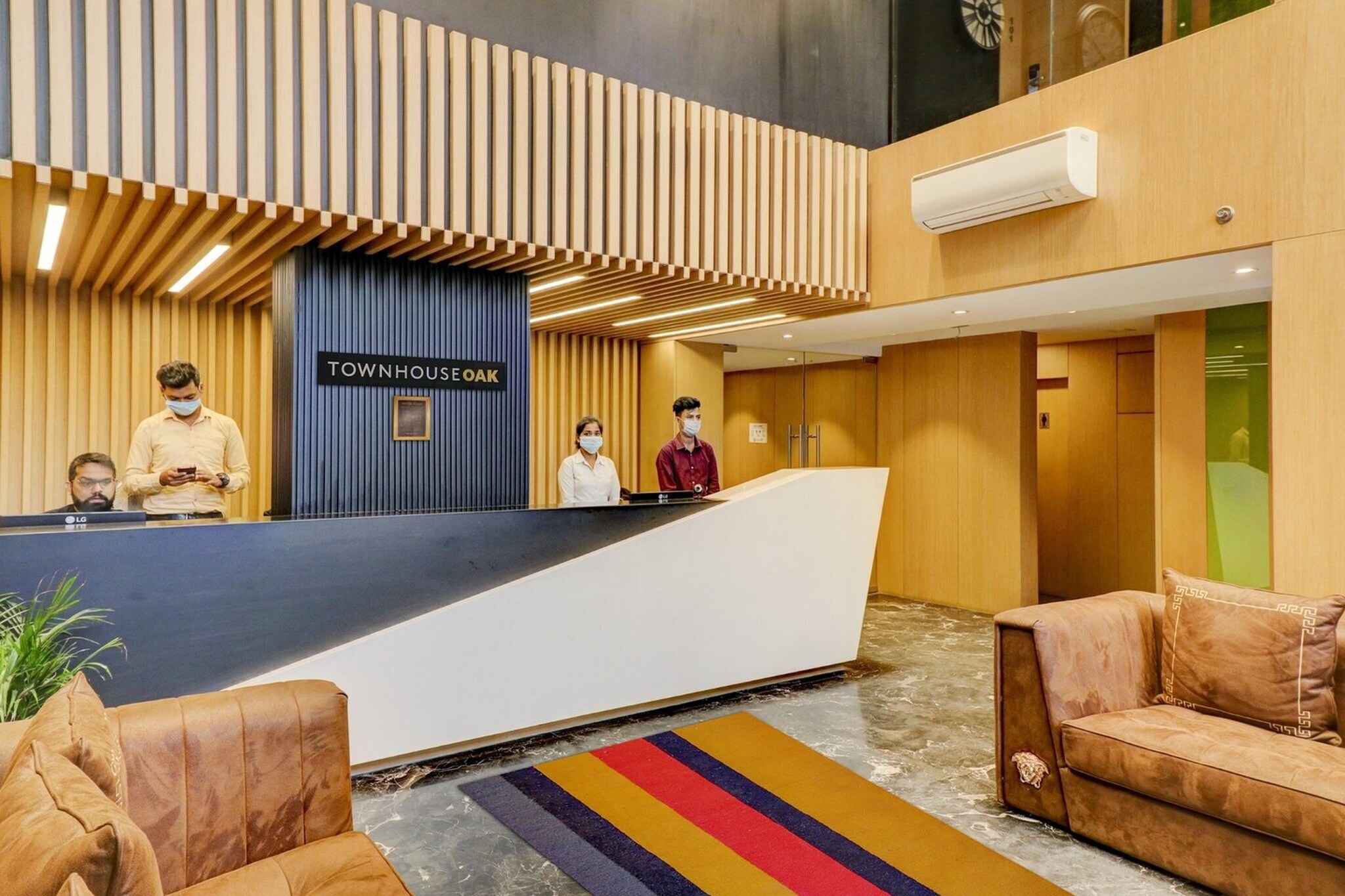 Ground floor: (bedroom(double bed, TV, seating area, air conditioning, Towels incl., telephone), bathroom(bathtub or shower, shower, washbasin, toilet, shampoo, body soap, hot water), lift)