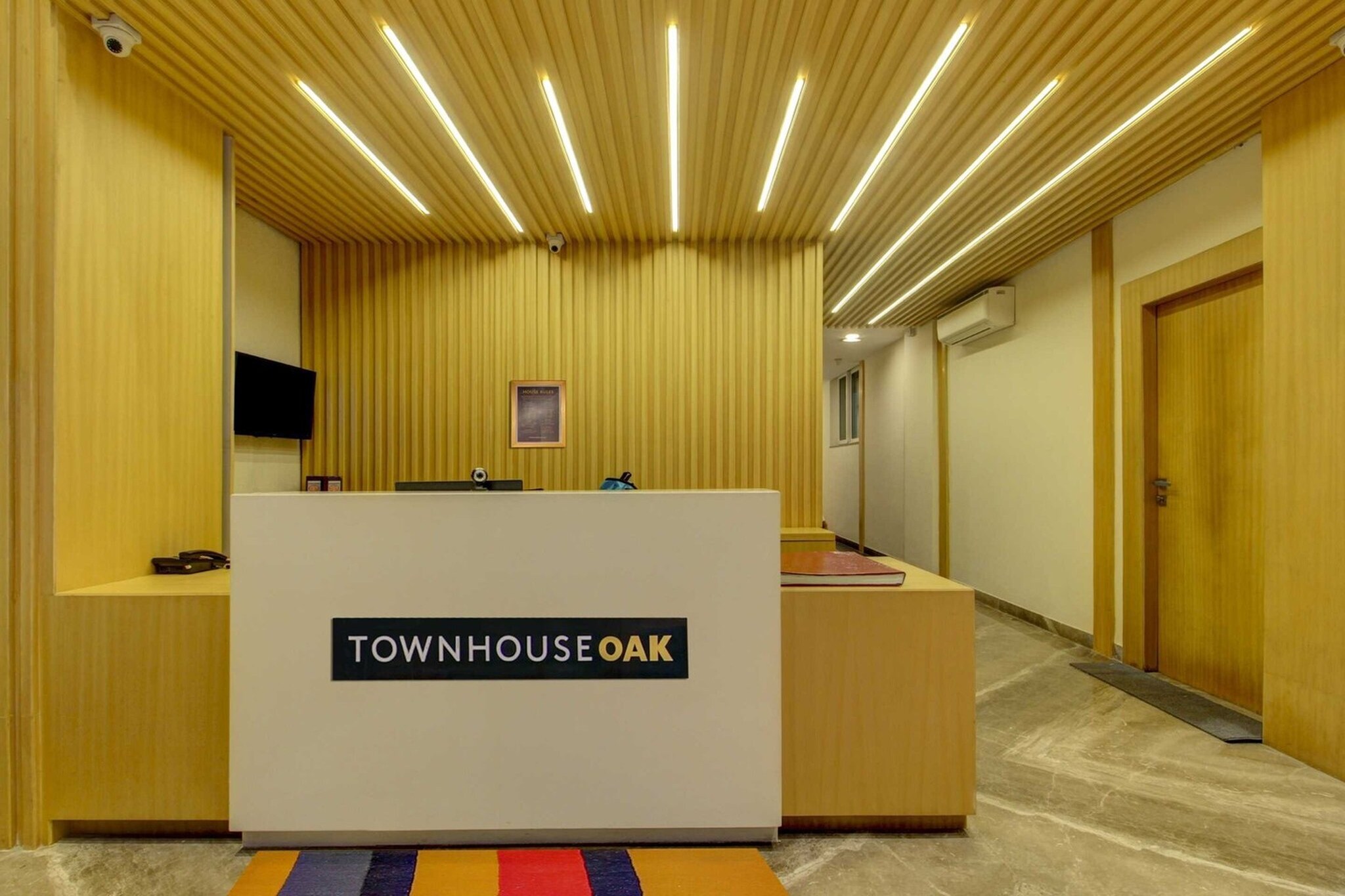 Ground floor: (bedroom(double bed, TV, seating area, air conditioning, Towels incl., telephone), bathroom(bathtub or shower, shower, washbasin, toilet, shampoo, body soap, hot water), parking, lift, Laundry Package incl.)