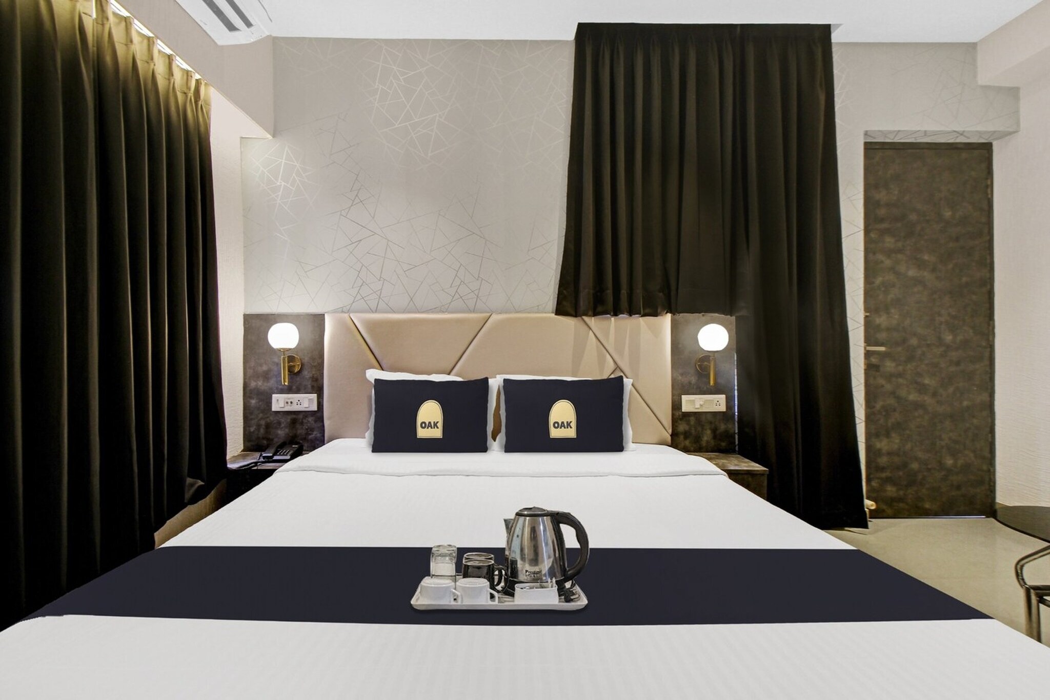 Ground floor: (bedroom(double bed, TV, seating area, air conditioning, telephone), bathroom(bathtub or shower, shower, washbasin, toilet, Towels incl., shampoo, body soap, hot water))