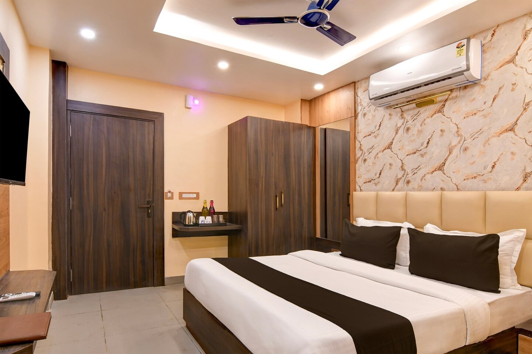 Super Townhouse OAK Bulbuli Neer is offering accommodation in Kolkata. This 4-star hotel offers room service, a 24-hour front desk and free WiFi. The hotel has family rooms.

All guest rooms at the hotel come with a seating area, a flat-screen TV with satellite channels and a private bathroom with free toiletries and a bath or shower. The rooms at Super Townhouse OAK Bulbuli Neer feature air conditioning and a desk.

Netaji Subhash Chandra Bose International Airport is 39 km from the property.

Unmarried couples are warmly welcome at this property.
Guests with local ID proof are warmly welcome.
Apologies, but we are currently unable to host foreign nationals at this property.
Early Check-In Policy: A full dayâ€™s room rate will be charged for check-ins before 6:00 AM. Complimentary early check-in is available between 6:00 AM and 10:00 AM, subject to room availability.
 
Check-in is only available to guests aged 18 and above. Please provide a government-issued ID to confirm your age.