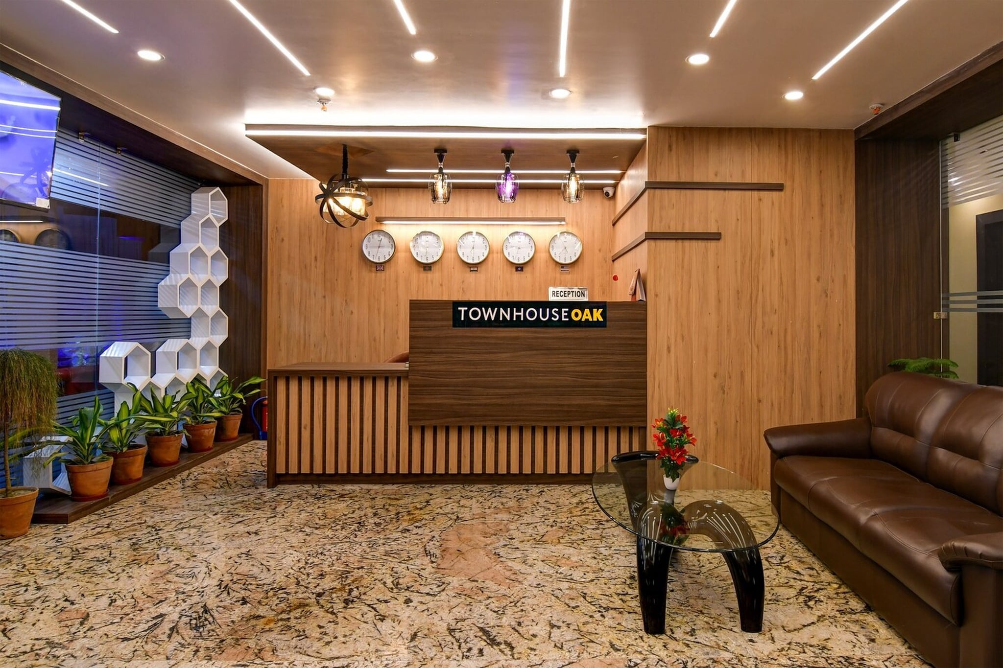 Ground floor: (bedroom(double bed, TV, seating area, air conditioning, Towels incl., telephone), bathroom(bathtub or shower, shower, washbasin, toilet, shampoo, body soap, hot water), lift)