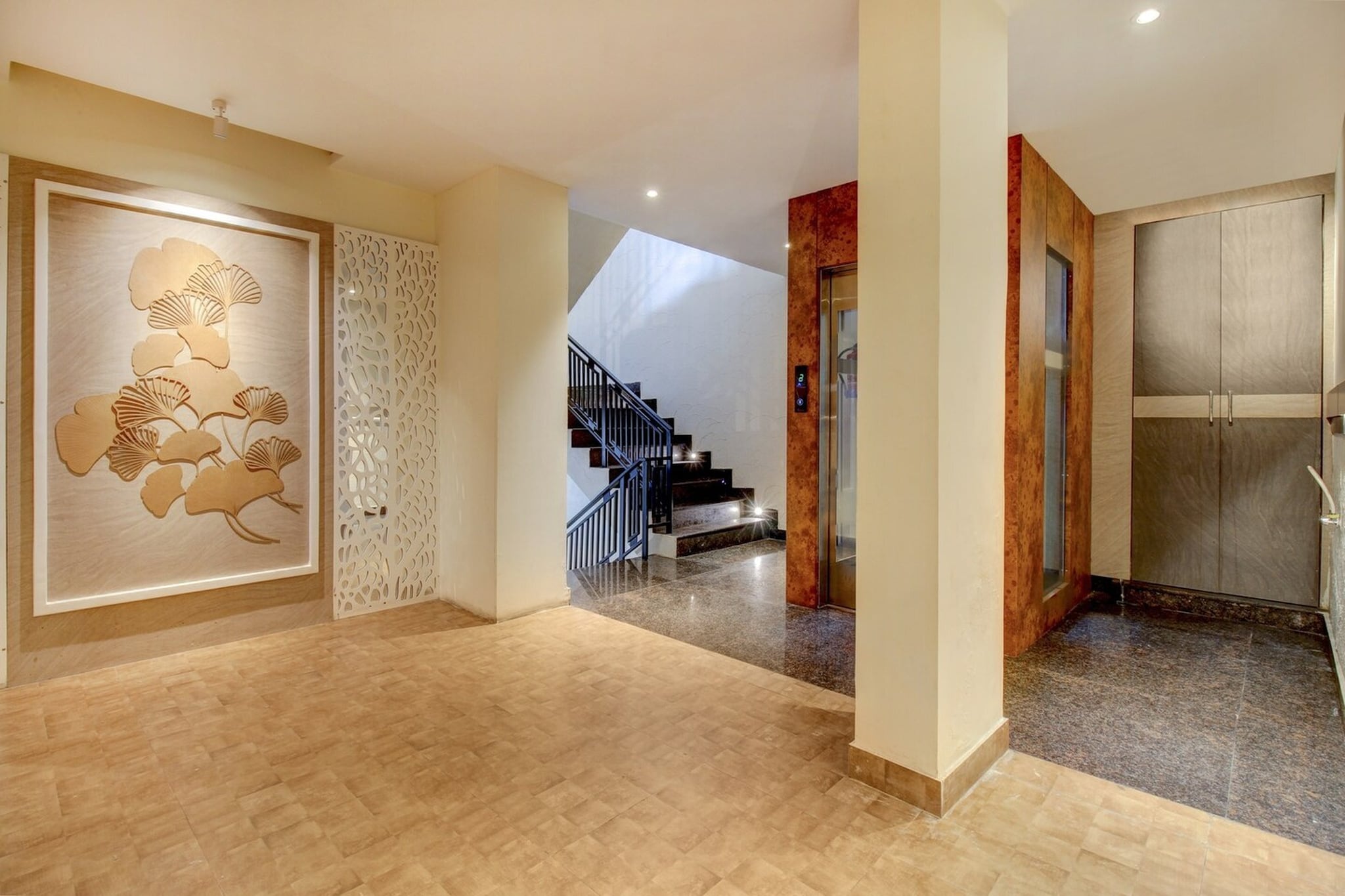 Ground floor: (bedroom(double bed, TV, seating area, air conditioning, telephone), bathroom(bathtub or shower, shower, washbasin, toilet, Towels incl., shampoo, body soap, hot water))