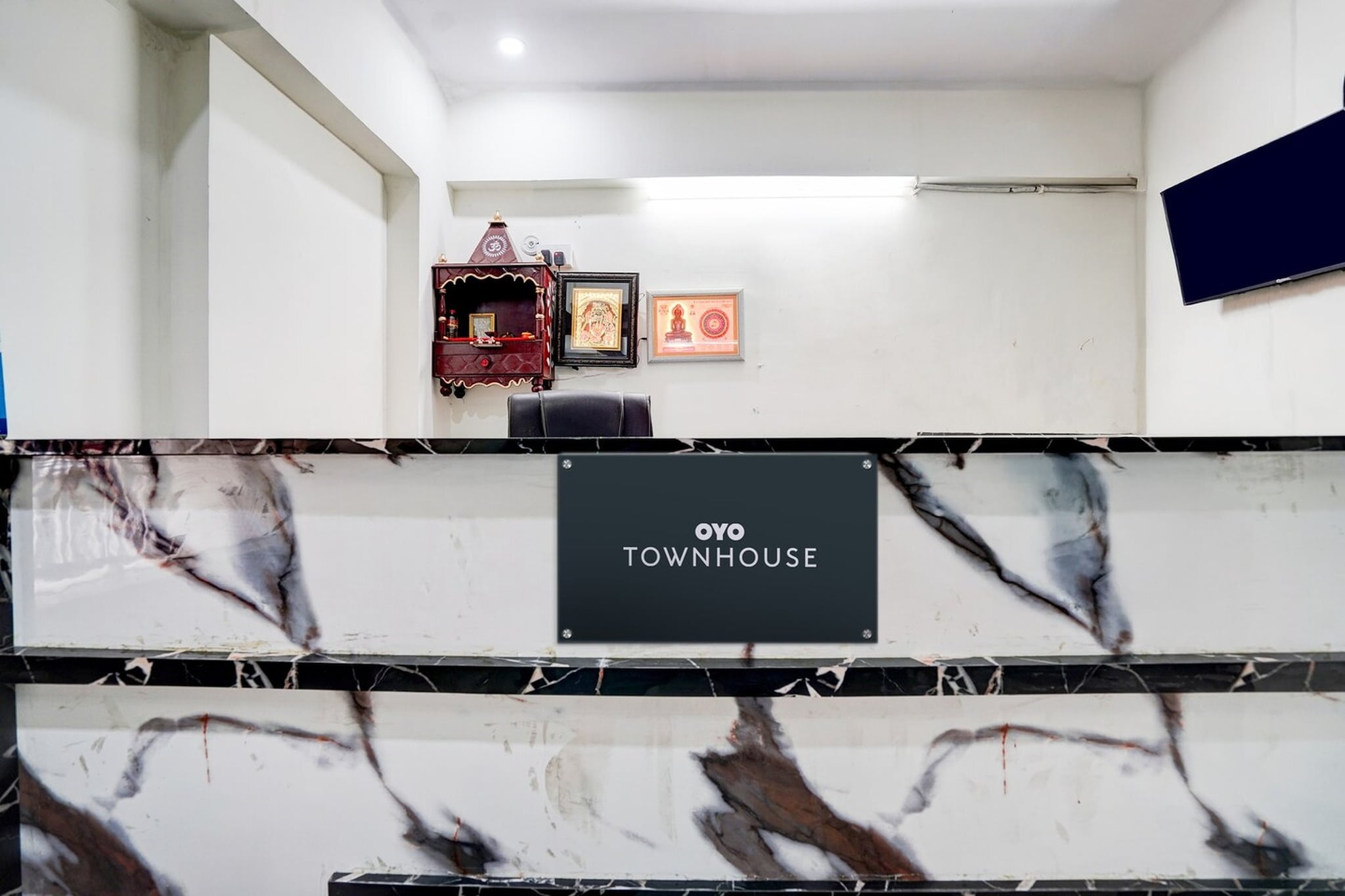 Ground floor: (bedroom(double bed, TV, seating area, air conditioning, Towels incl., telephone), bathroom(bathtub or shower, shower, washbasin, toilet, shampoo, body soap, hot water), lift)