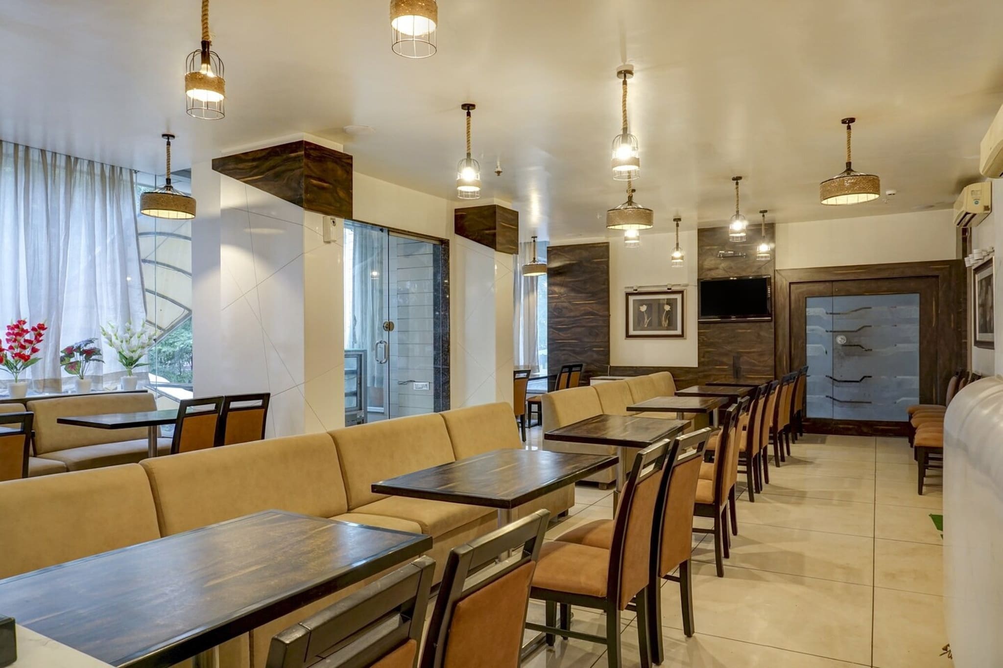 Super Townhouse OAK Regal Inn