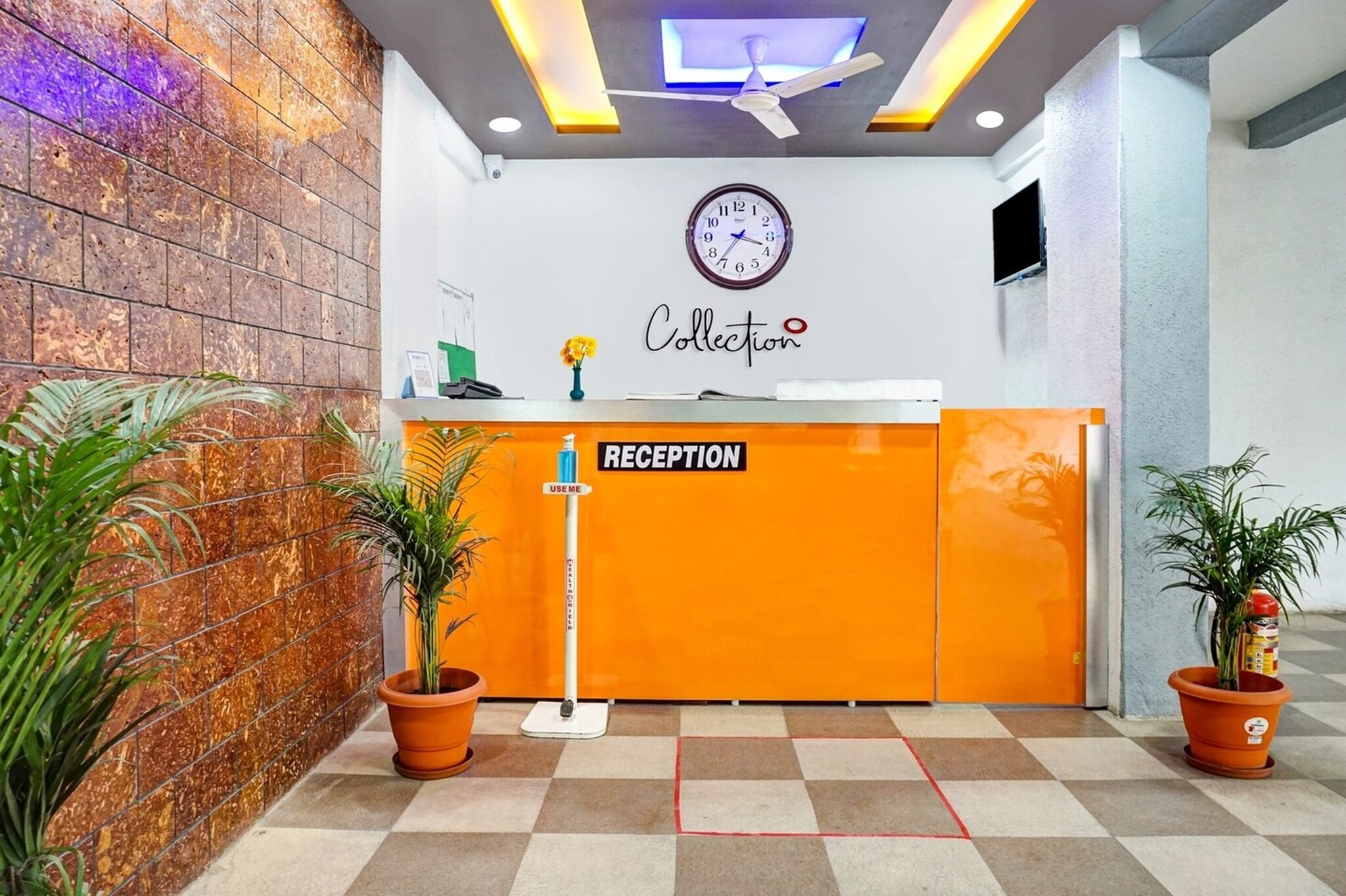 Ground floor: (bedroom(double bed, TV, seating area, electric kettle, air conditioning, telephone), bathroom(bathtub or shower, shower, washbasin, toilet, Towels incl., shampoo, body soap, hot water), lift, Laundry Package incl.)