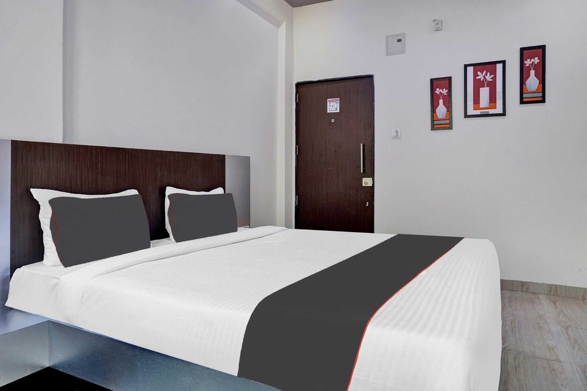 Super Collection O Eon Inn Near Pune Airport features air-conditioned rooms with TV in the Kharadi district of Pune. This 4-star hotel offers a shared kitchen, room service and free WiFi. Pune Railway Station is 10 km from the hotel and Darshan Museum is 10 km away.
Guests at the hotel can enjoy a continental breakfast.
Speaking English and Hindi at the 24-hour front desk, staff are always on hand to help.
Aga Khan Palace is 5.5 km from Super Collection O Eon Inn Near Pune Airport, while Bund Garden is 7.8 km from the property. Pune International Airport is 3 km away.
Unmarried couples are warmly welcome at this property.
Guests with local ID proof are warmly welcome.
Apologies, but we are currently unable to host foreign nationals at this property.
Early Check-In Policy: A full day’s room rate will be charged for check-ins before 6:00 AM. Complimentary early check-in is available between 6:00 AM and 10:00 AM, subject to room availability.
Check-in is only available to guests aged 18 and above. Please provide a government-issued ID to confirm your age.