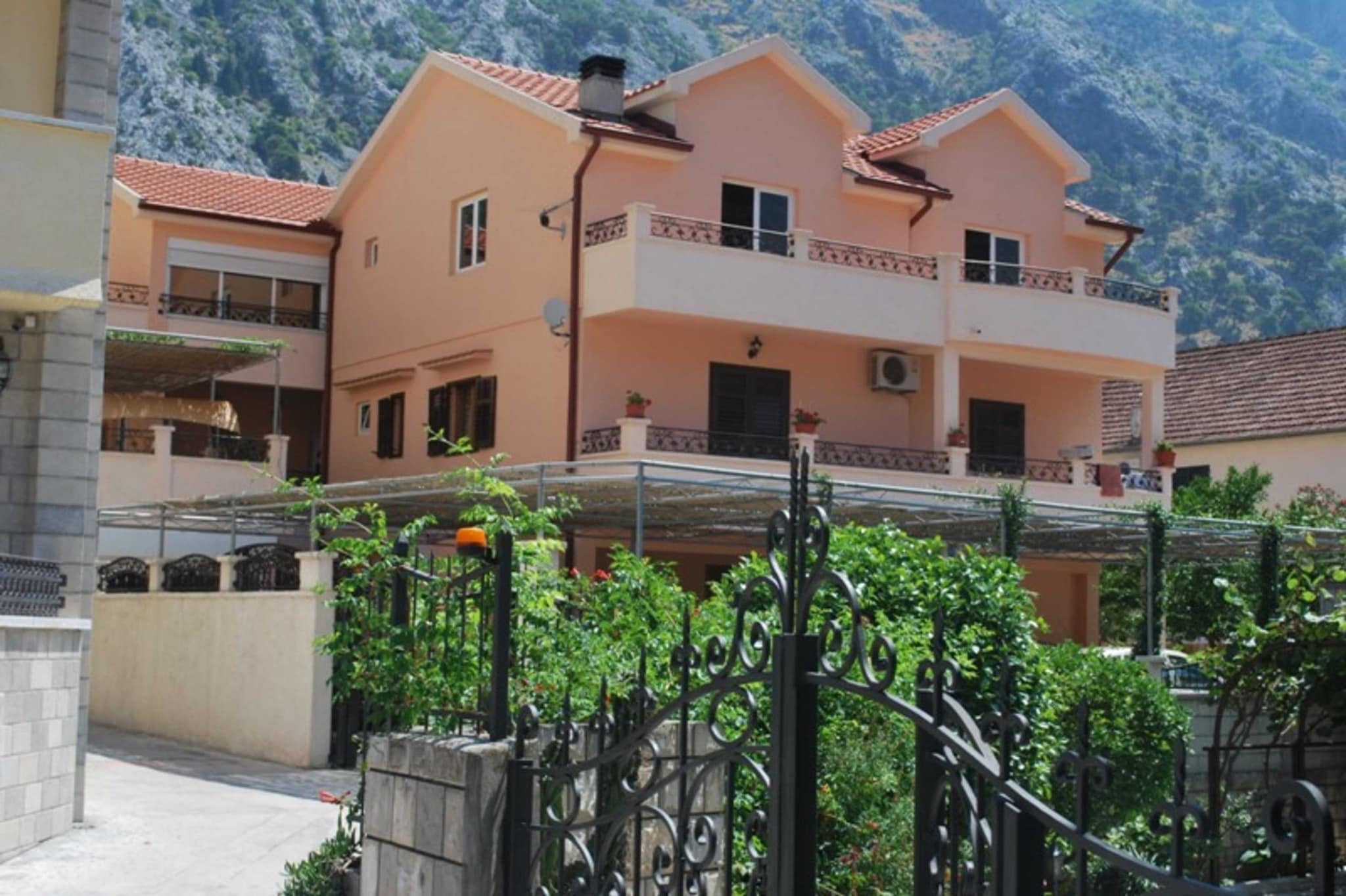 Chic & Sleek Apartments in Kotor - Studio Apartment with Balcony 2-Buitenlucht