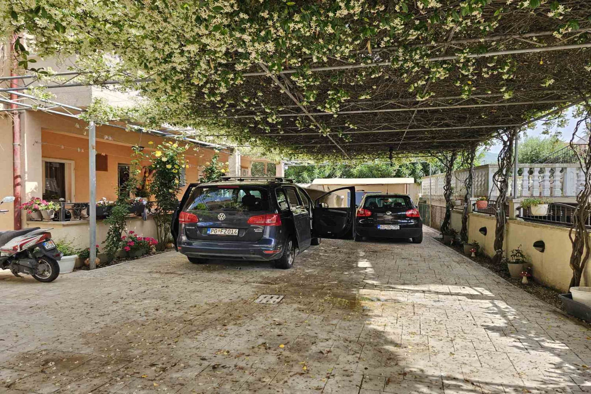 Chic & Sleek Apartments in Kotor - Deluxe Top Floor Apartment with Balcony and Sea View (6)-Buitenlucht