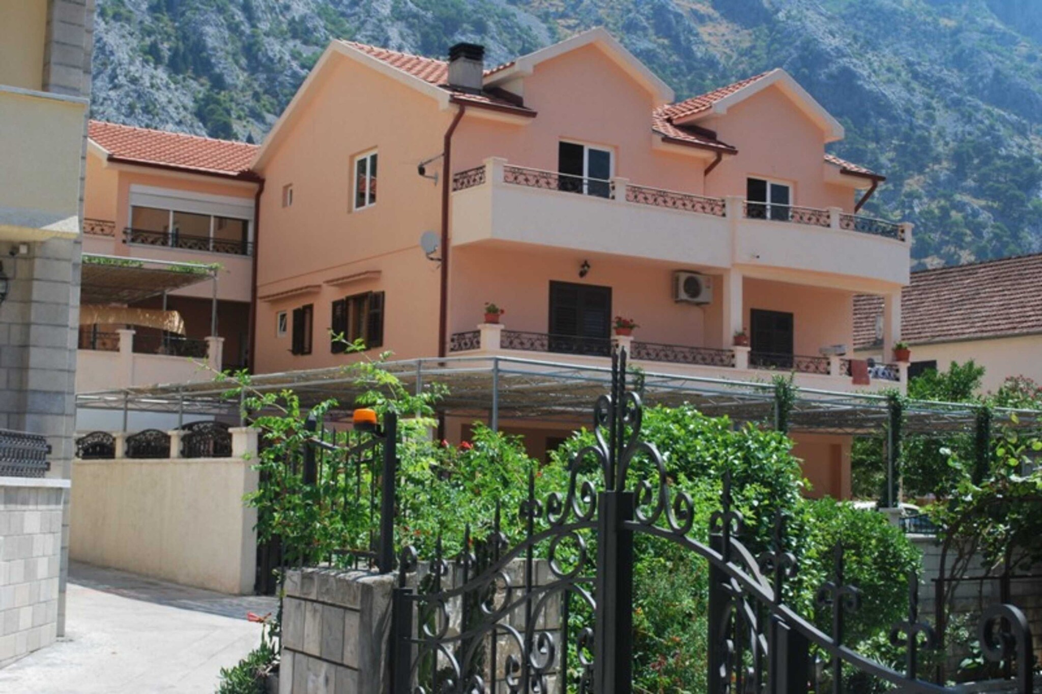 Chic & Sleek Apartments in Kotor - Studio Apartment with Balcony 3-Buitenlucht