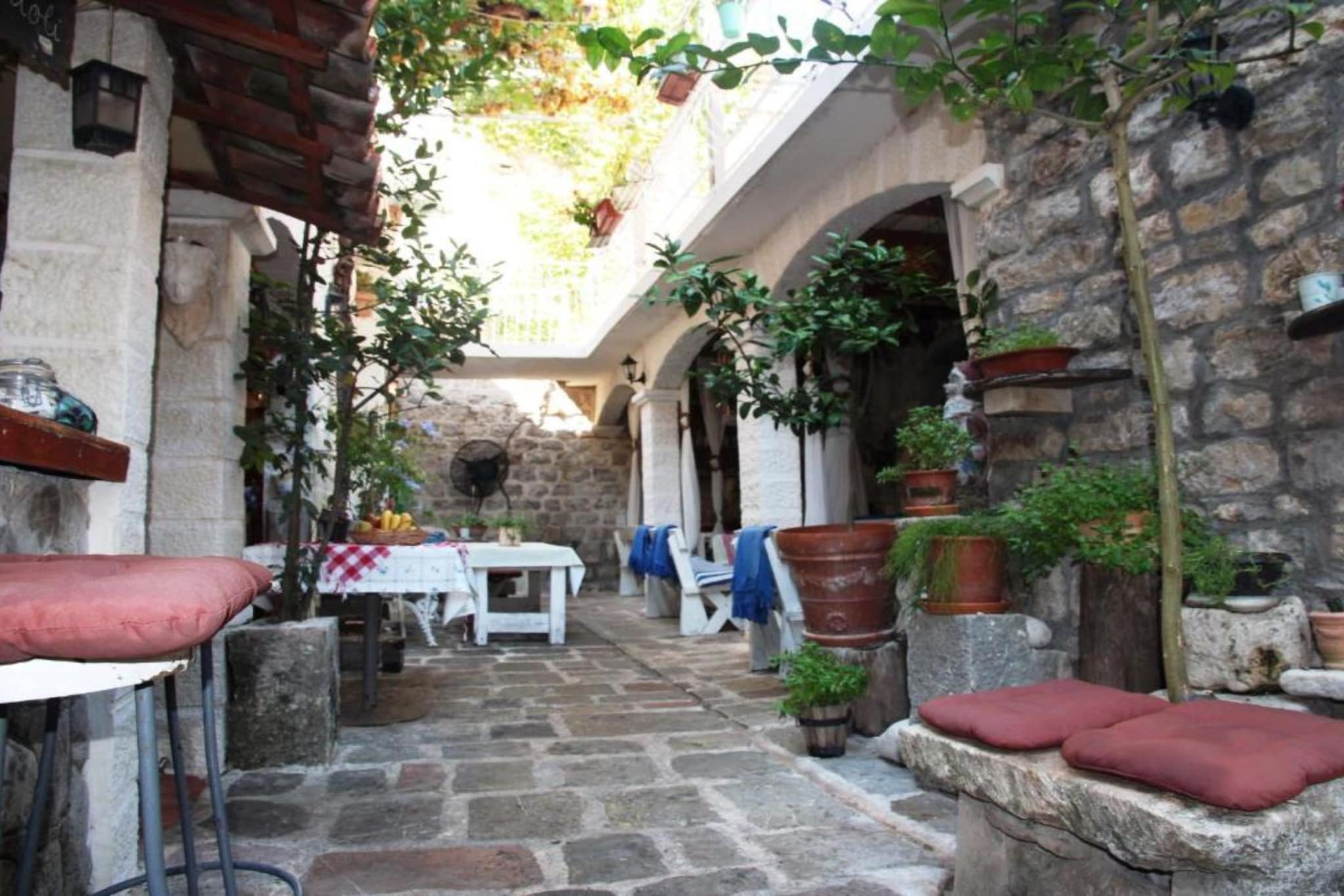 Quaint & Affordable Stay in Budva Traditional Stone House - Comfort Double Room 4-Tuinen zomer