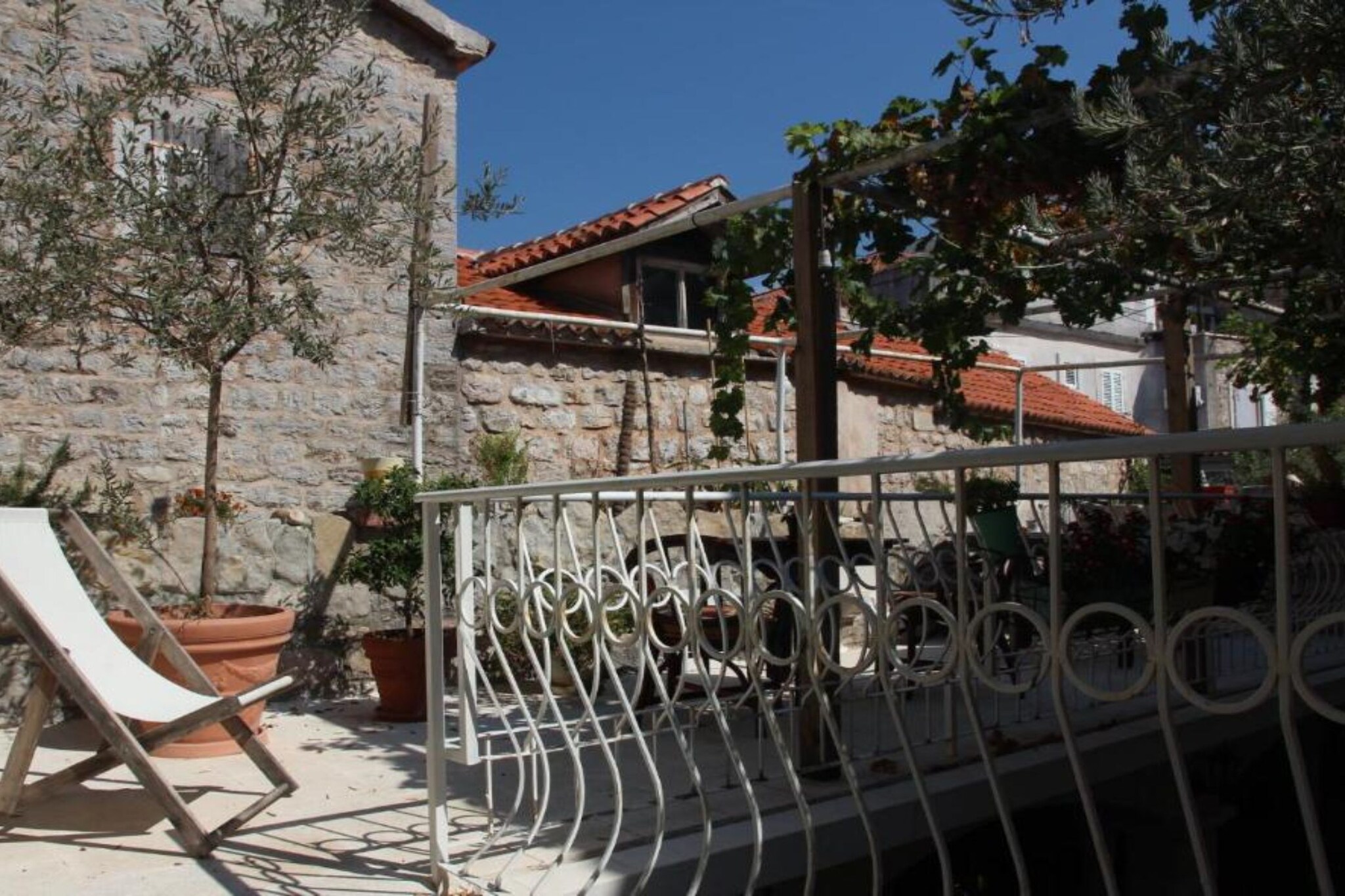 Quaint & Affordable Stay in Budva Traditional Stone House - Family Room 2-Terras