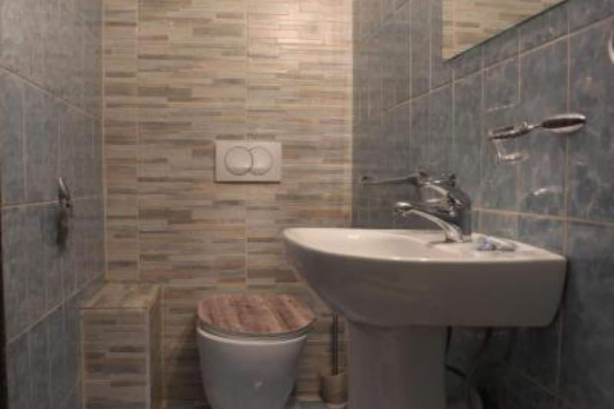 Quaint & Affordable Stay in Budva Traditional Stone House - Family Room 2-Badkamer