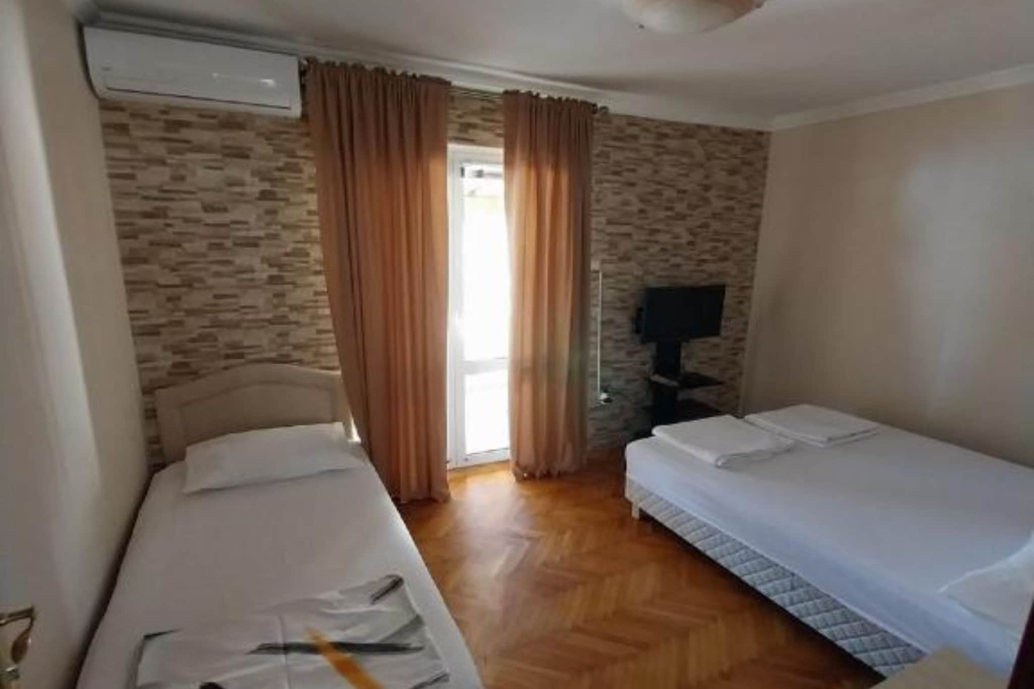 Stunning Beachfront Stay in Herceg Novi - Two Bedroom Apartment A-Slaapkamer