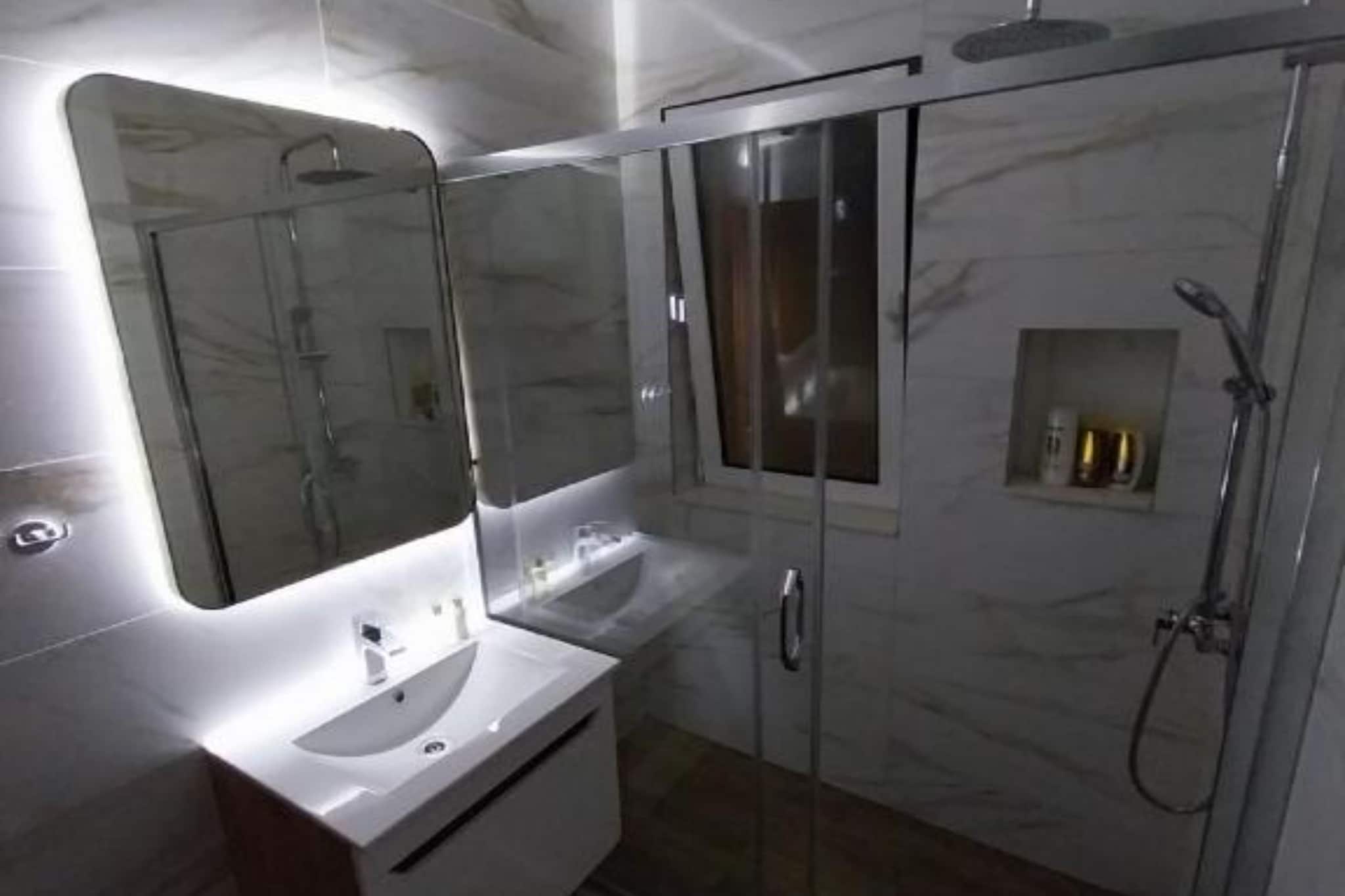 Stunning Beachfront Stay in Herceg Novi - Two Bedroom Apartment A-Badkamer