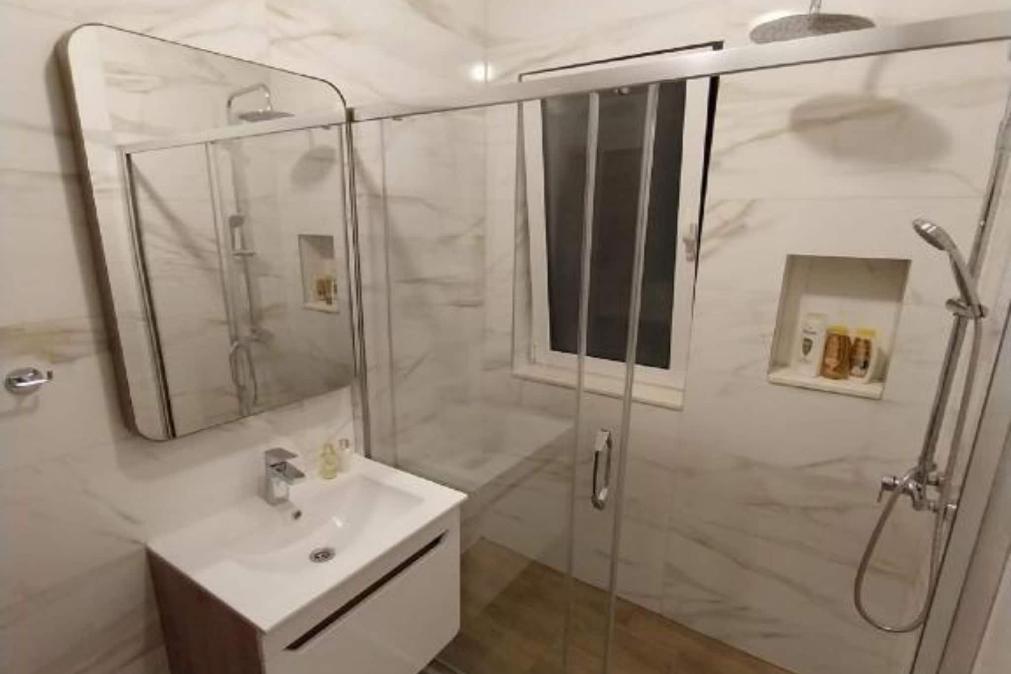 Stunning Beachfront Stay in Herceg Novi - Two Bedroom Apartment A-Badkamer