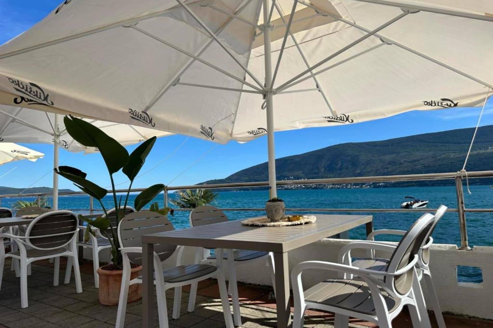 Stunning Beachfront Stay in Herceg Novi -  One Bedroom Apartment B-Buitenlucht