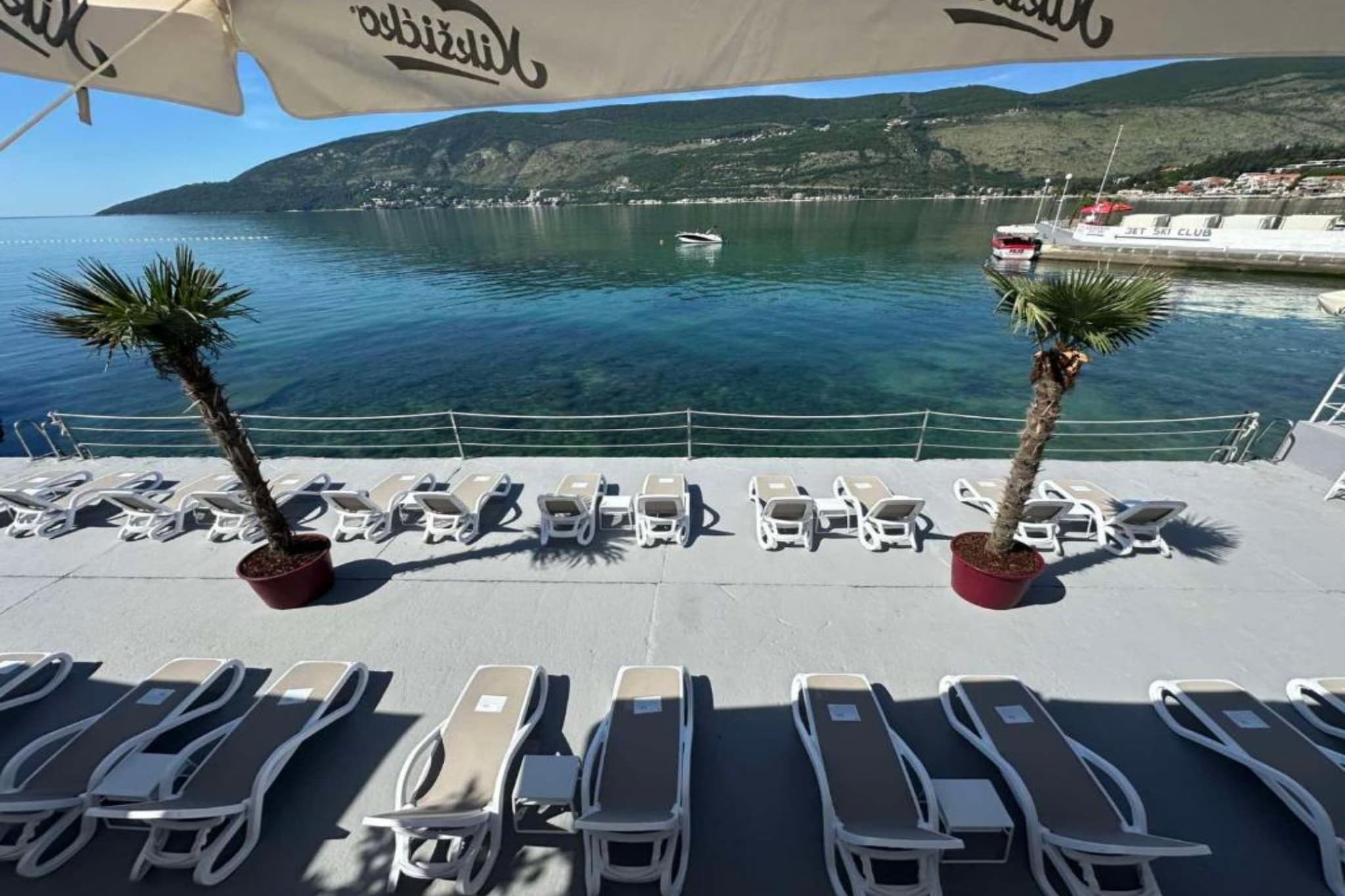 Stunning Beachfront Stay in Herceg Novi -  One Bedroom Apartment B-Buitenlucht