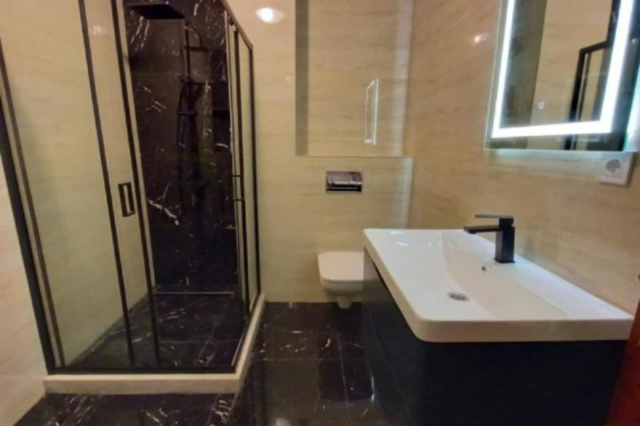 Stunning Beachfront Stay in Herceg Novi -  One Bedroom Apartment B-Badkamer