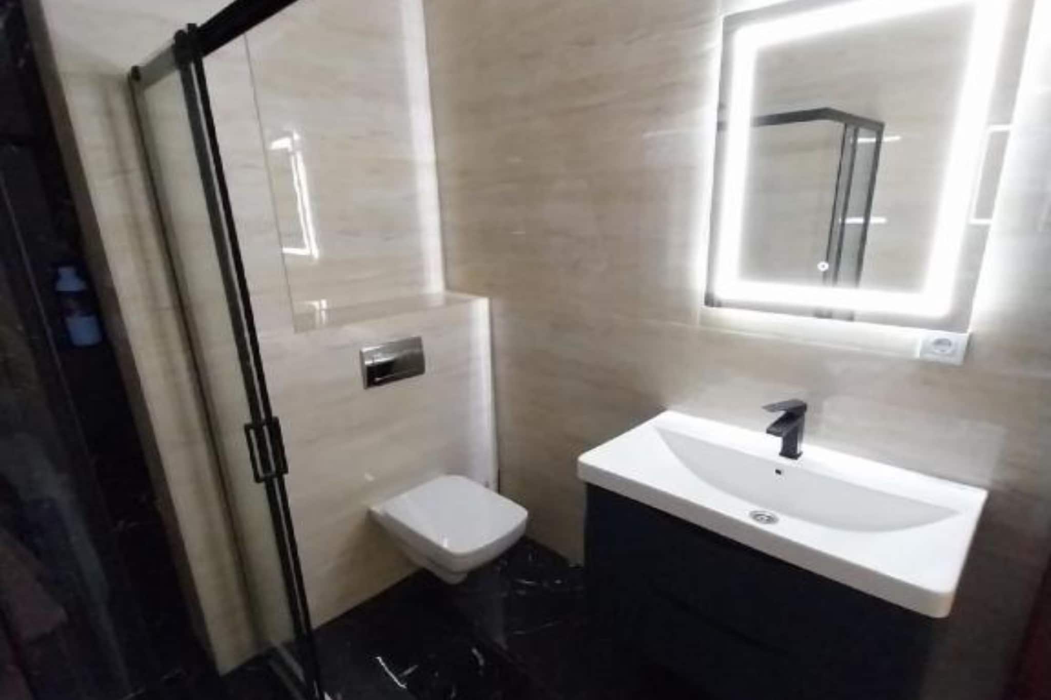 Stunning Beachfront Stay in Herceg Novi - One Bedroom Apartment N-Badkamer