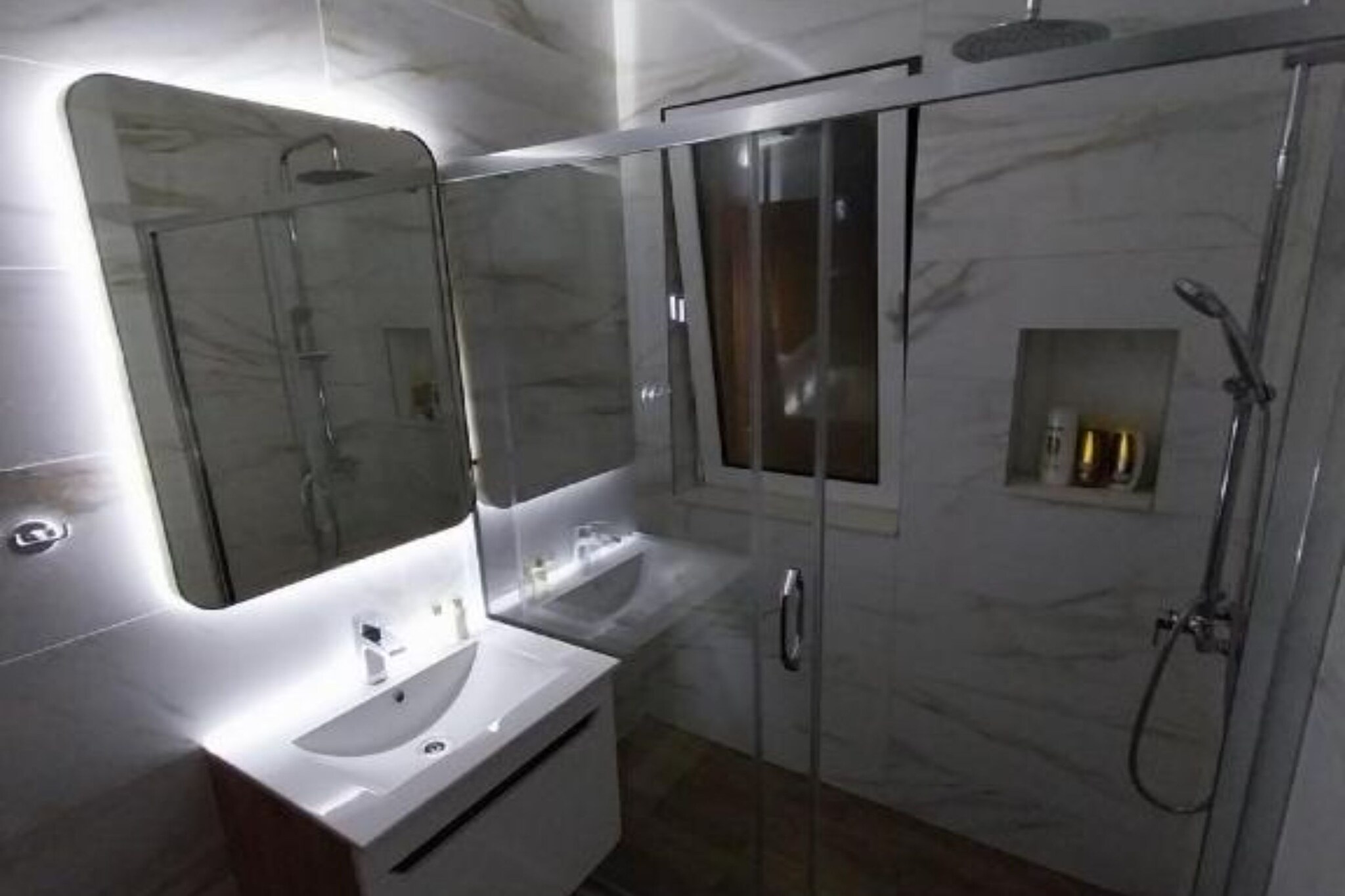 Stunning Beachfront Stay in Herceg Novi - One Bedroom Apartment N-Badkamer