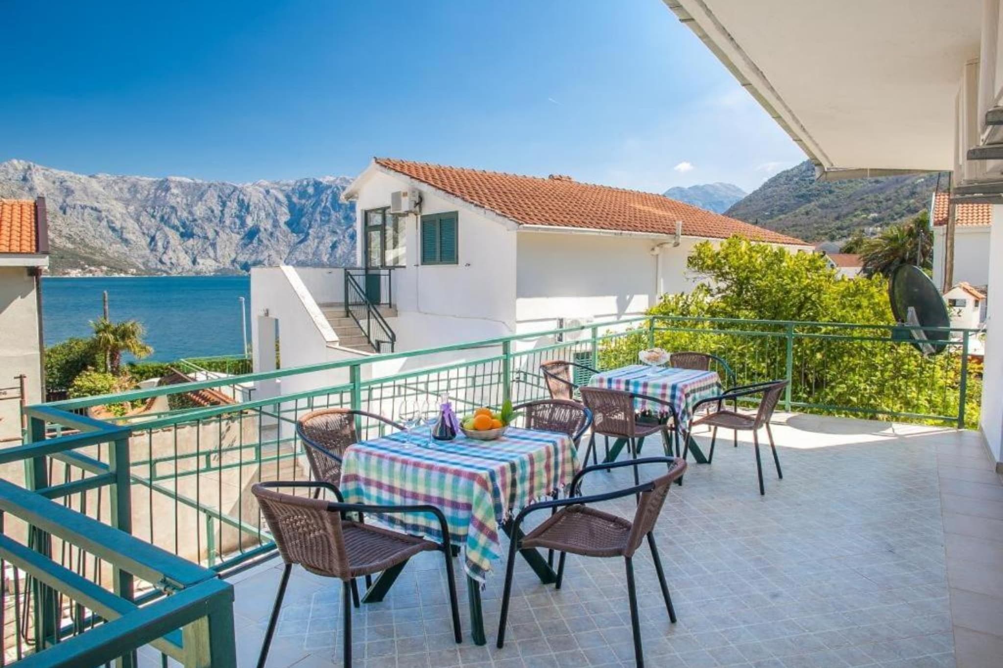 Charming Seaside Escape in Kotor - One Bedroom Apartment with Sea View 1-Buitenlucht