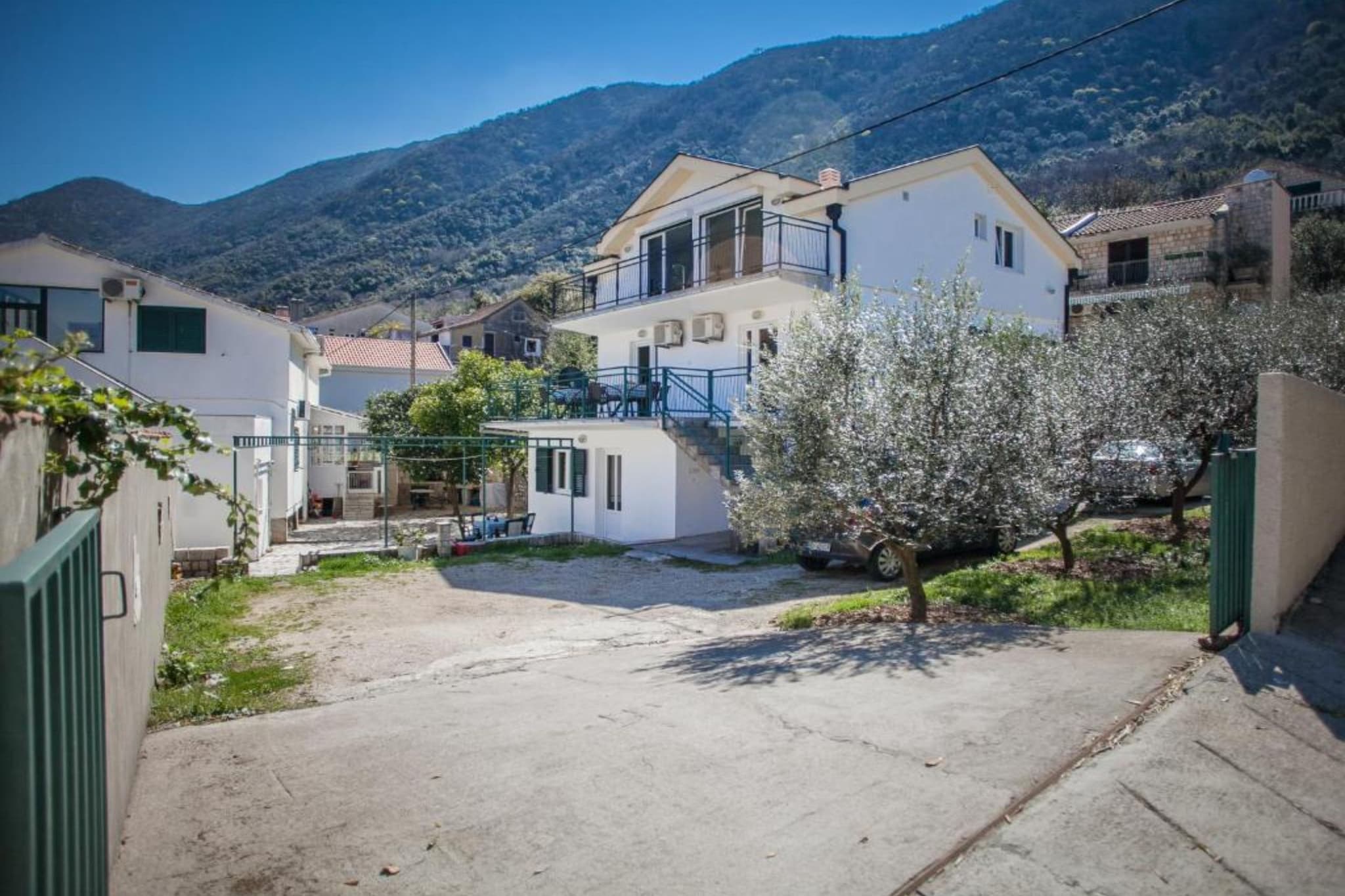 Charming Seaside Escape in Kotor - One Bedroom Apartment with Garden 3-Buitenlucht