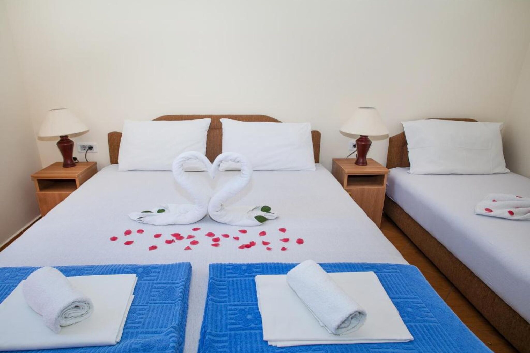 Charming Seaside Escape in Kotor - One Bedroom Apartment with Garden 3-Slaapkamer