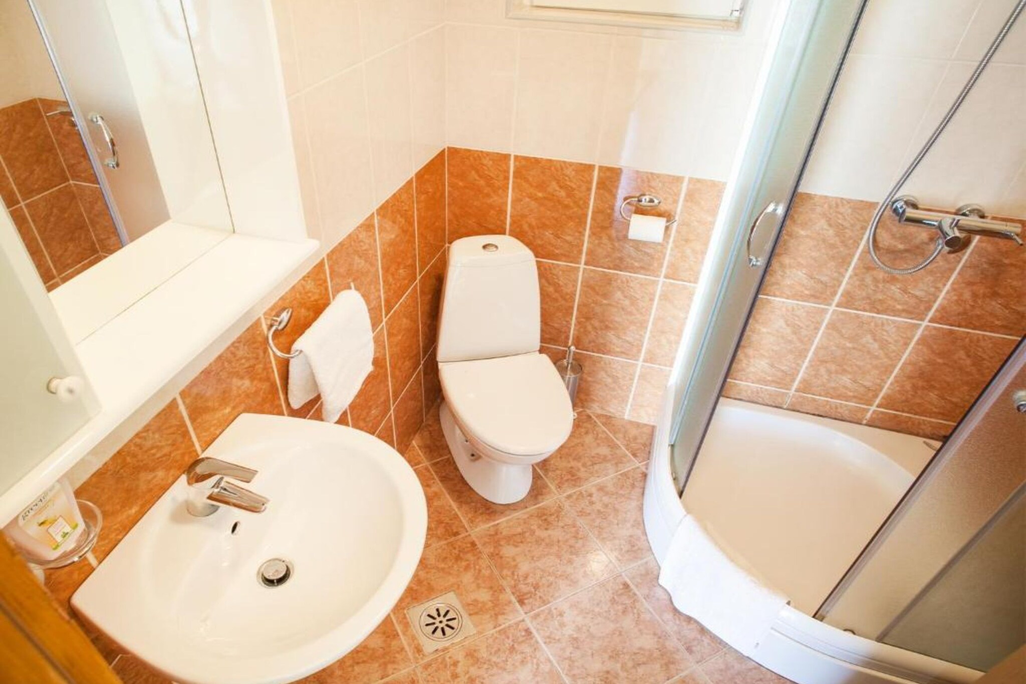 Charming Seaside Escape in Kotor - One Bedroom Apartment with Garden 3-Badkamer