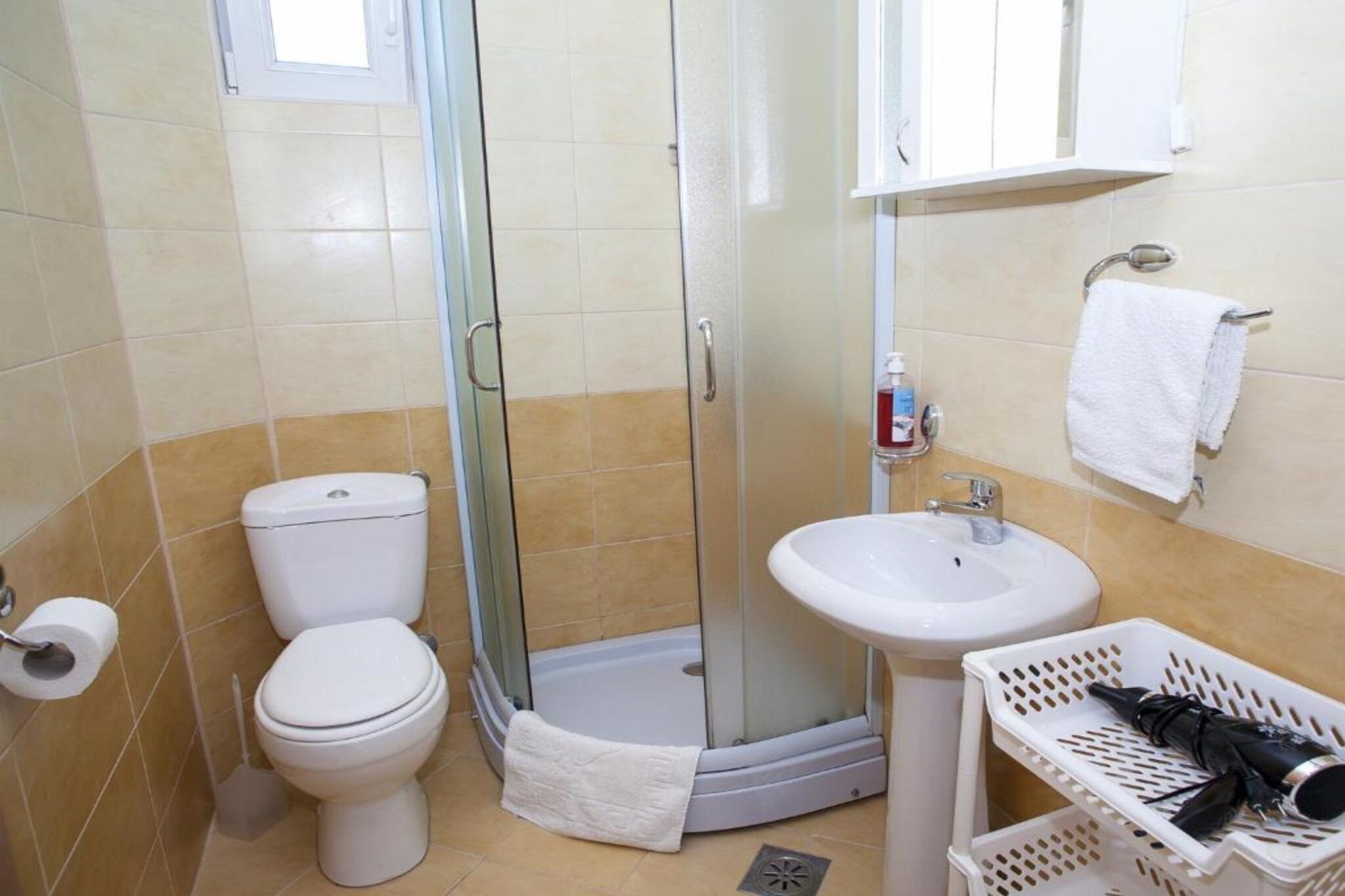 Charming Seaside Escape in Kotor - One Bedroom Apartment with Sea View 2-Badkamer