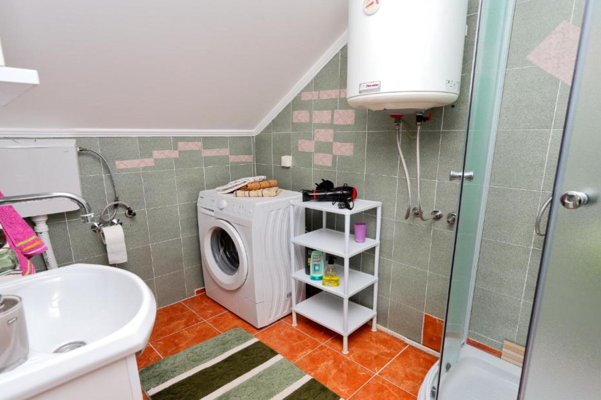 Charming Kotor Bay Retreat Just Steps from the Beach - Two Bedroom Apartment With Sea View-Badkamer