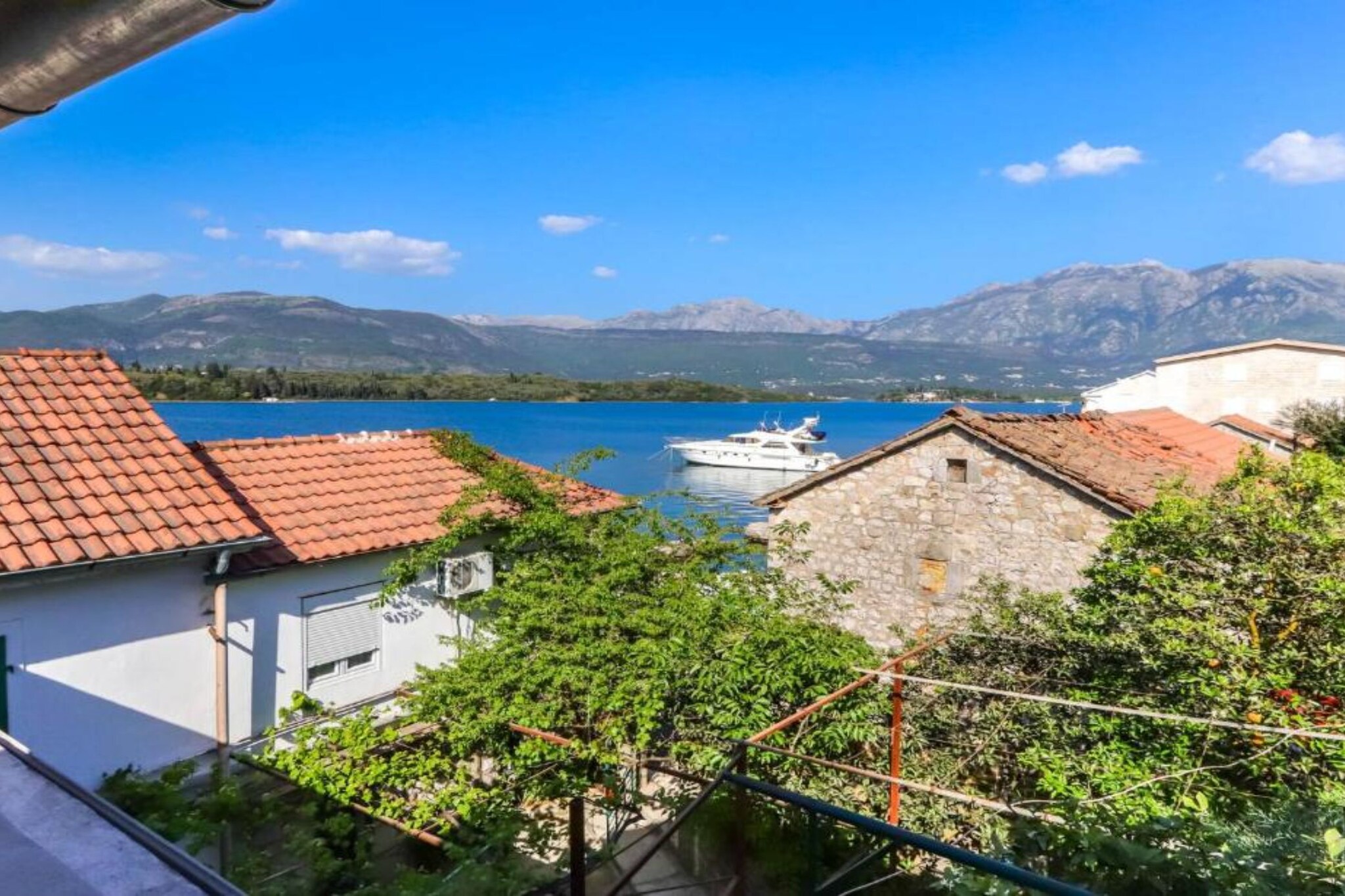 Beachfront Escape – Steps from the Crystal-Clear Sea - One Bedroom Apartment 2-Buitenlucht