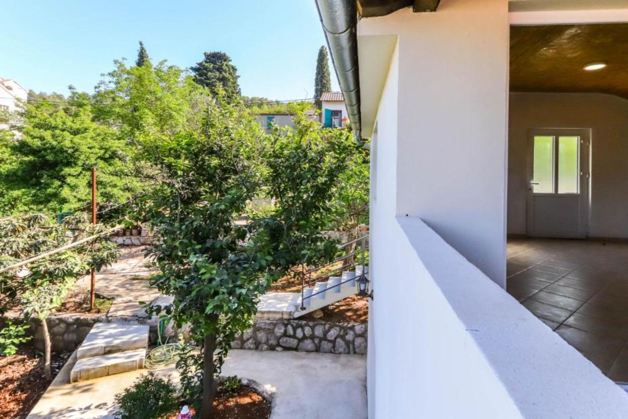 Beachfront Escape – Steps from the Crystal-Clear Sea - One Bedroom Apartment 2-Terrasbalkon