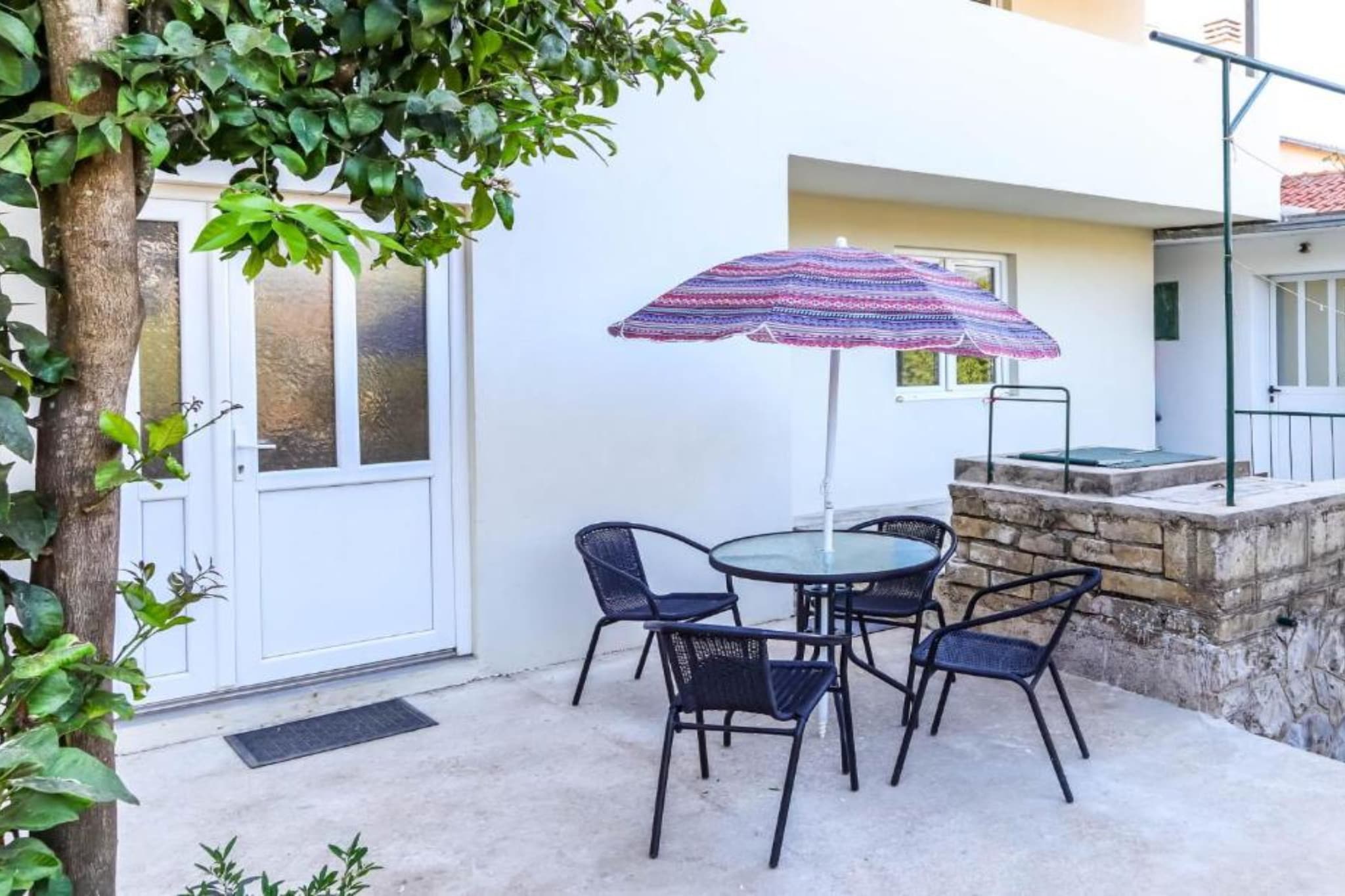 Beachfront Escape – Steps from the Crystal-Clear Sea - One Bedroom Apartment 2-Terrasbalkon