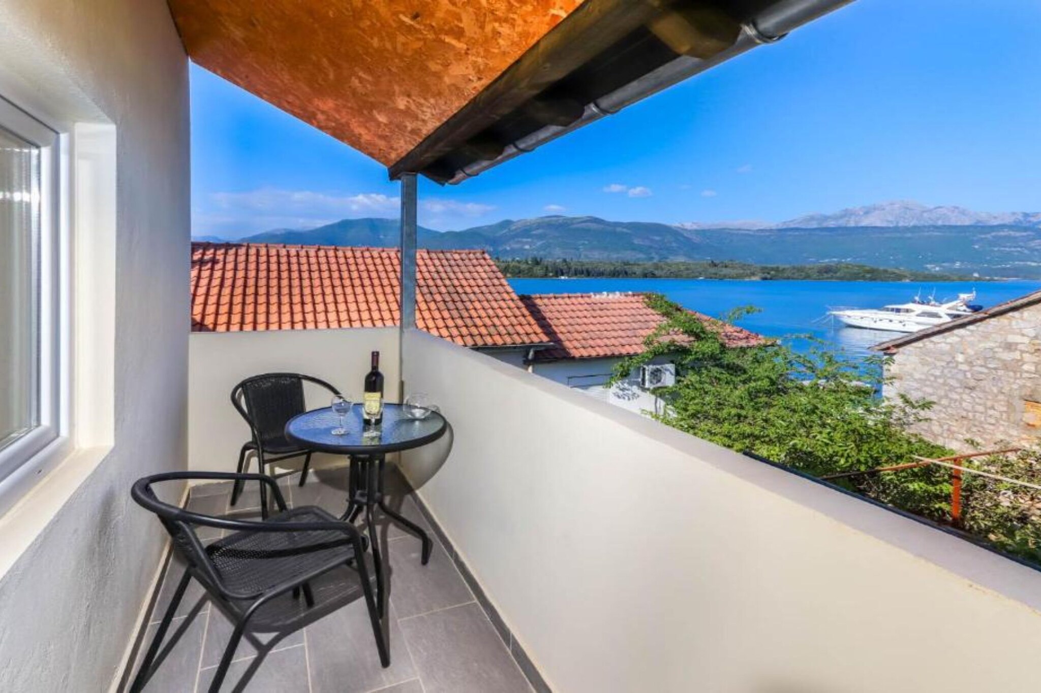 Beachfront Escape – Steps from the Crystal-Clear Sea - One Bedroom Apartment 2-Terrasbalkon