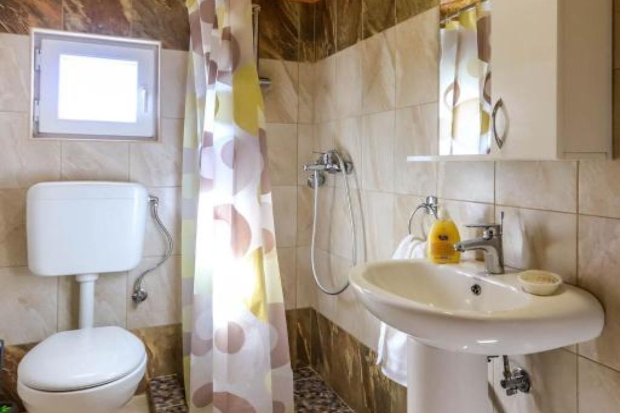 Beachfront Escape – Steps from the Crystal-Clear Sea - One Bedroom Apartment 2-Badkamer