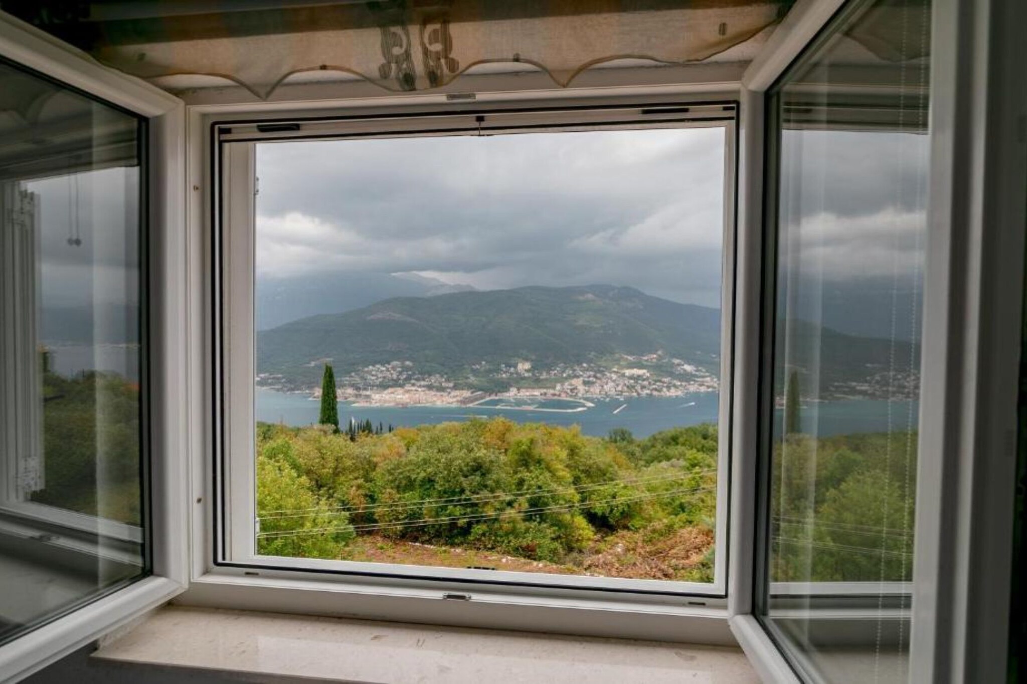 Tranquil Retreat with Private Pool in Lustica Bay - One Bedroom Apartment with Balcony and Sea View 1-Woonkamer