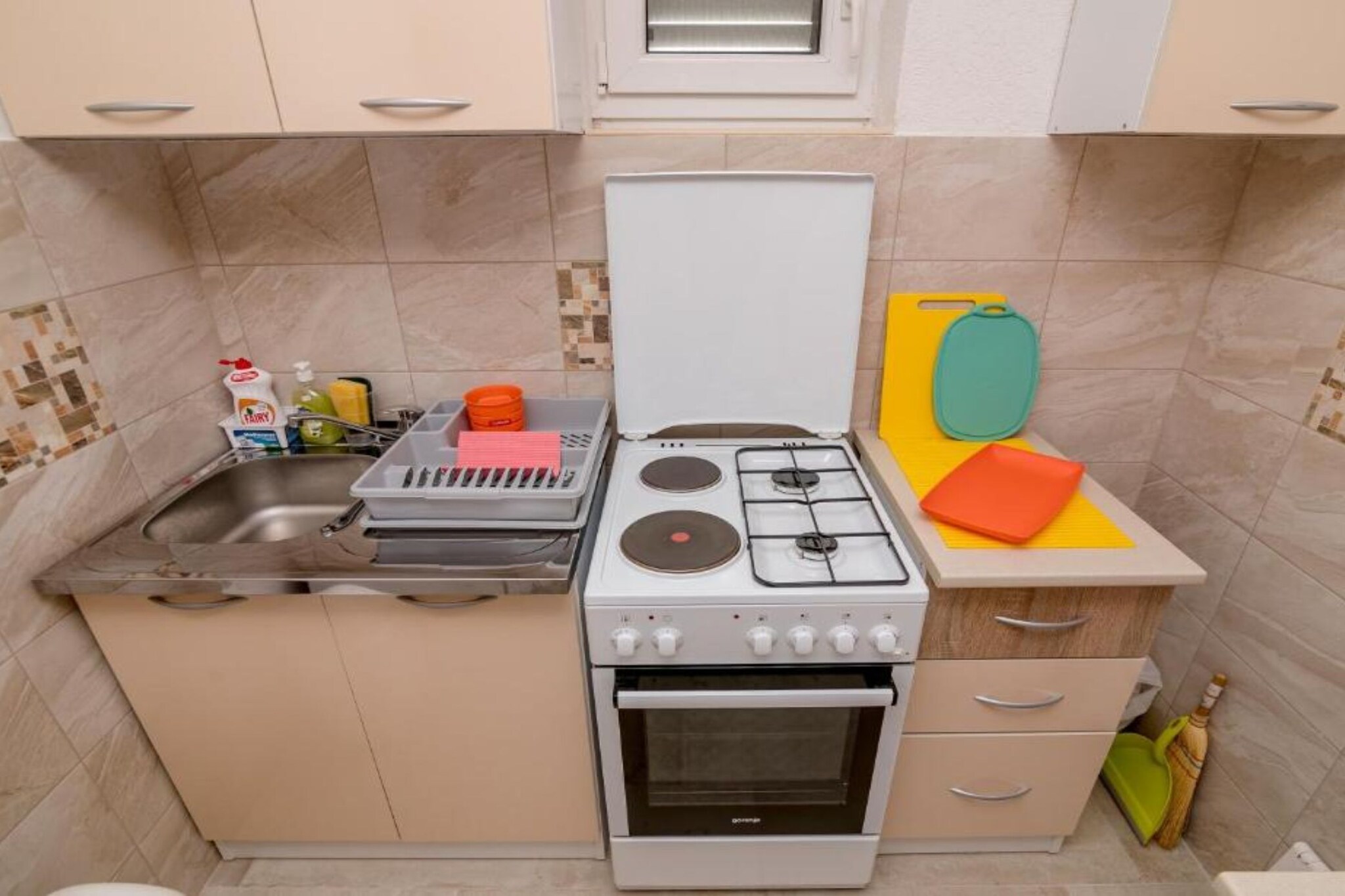 Tranquil Retreat with Private Pool in Lustica Bay - One Bedroom Apartment with Balcony and Sea View 1-Keuken