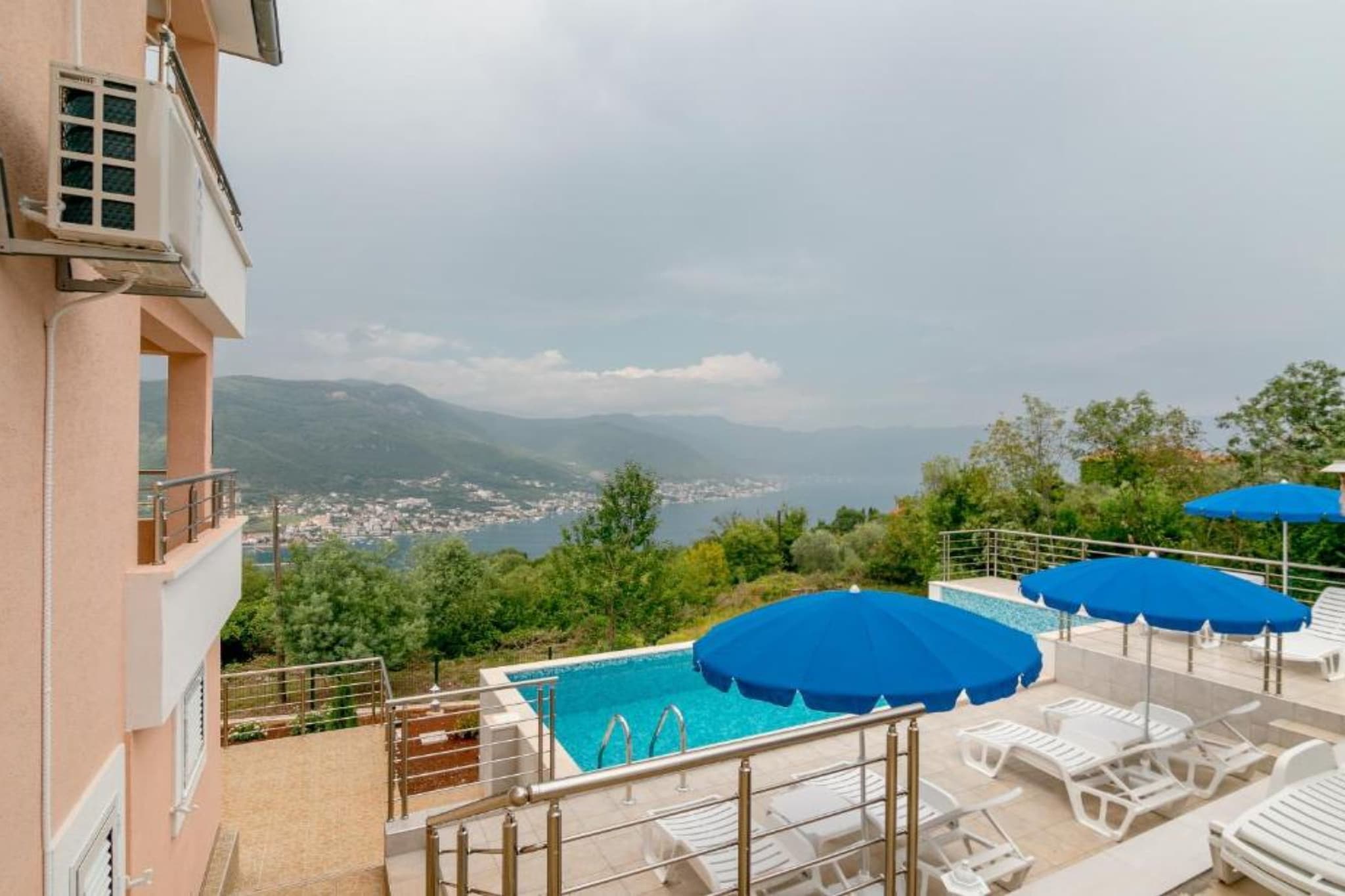 Tranquil Retreat with Private Pool in Lustica Bay - One Bedroom Apartment with Balcony and Sea View 2-Zwembad
